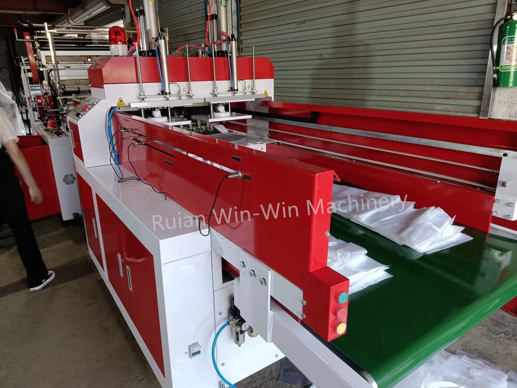 New Automatic Plastic PE Shopping Bag Making Machine 400pcs/min T-Shirt Bag with Flat Bottom Sealing and Cutting