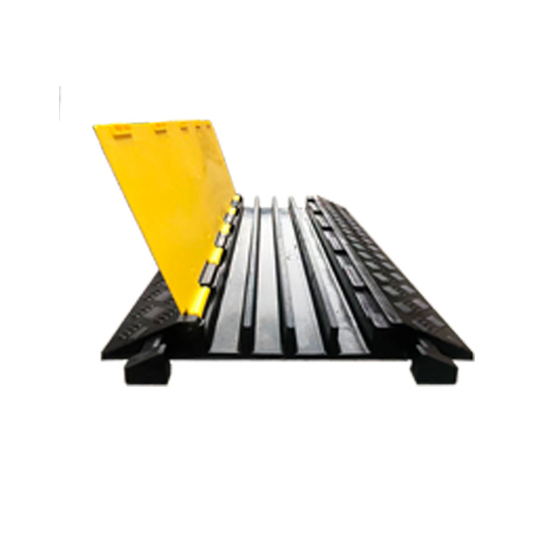 Heavy-Duty Truck and Car Reducer Channel Rubber Speed Bumps Cable Protector for Road Application