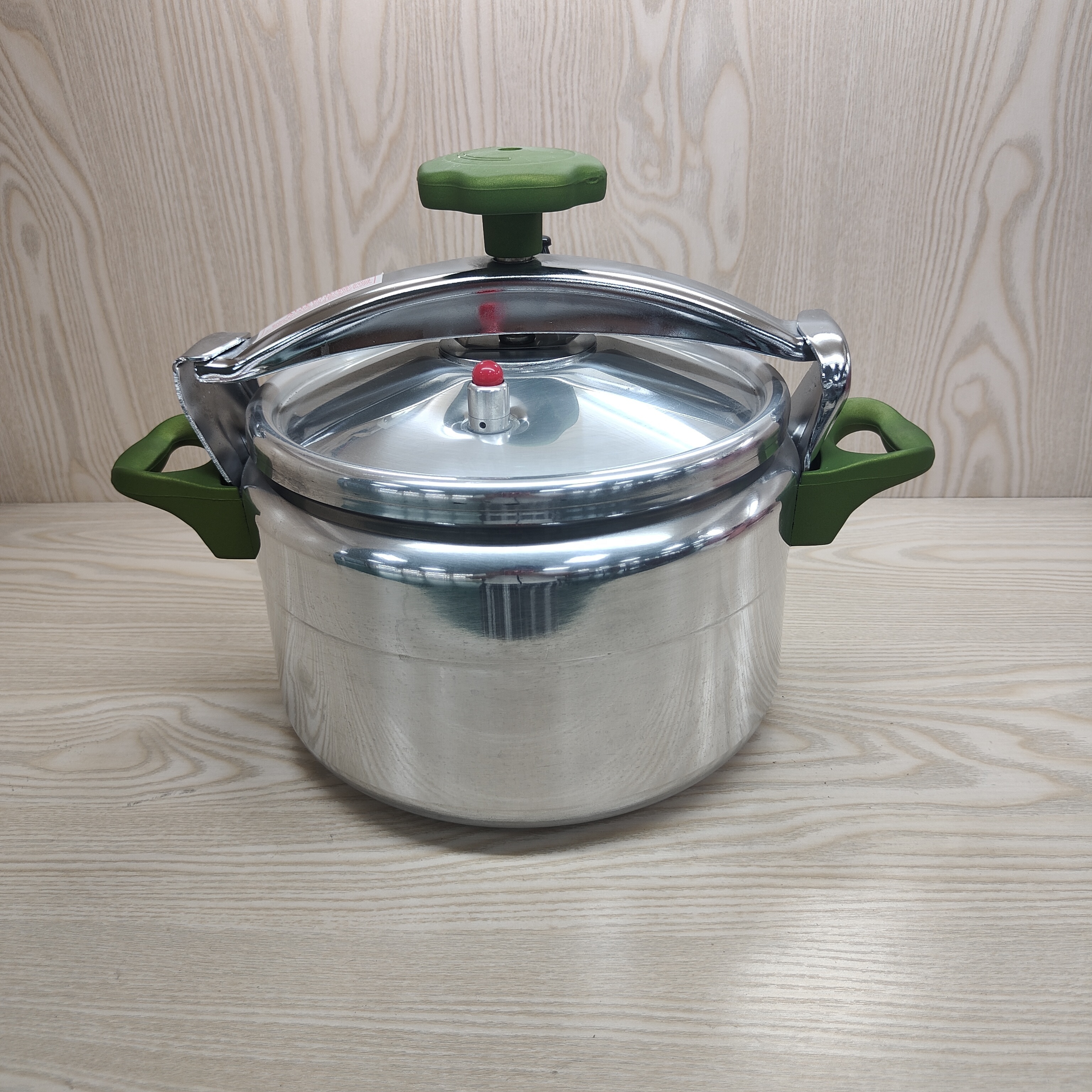 Aluminum pressure cooker with mirror polish and bakelite handle