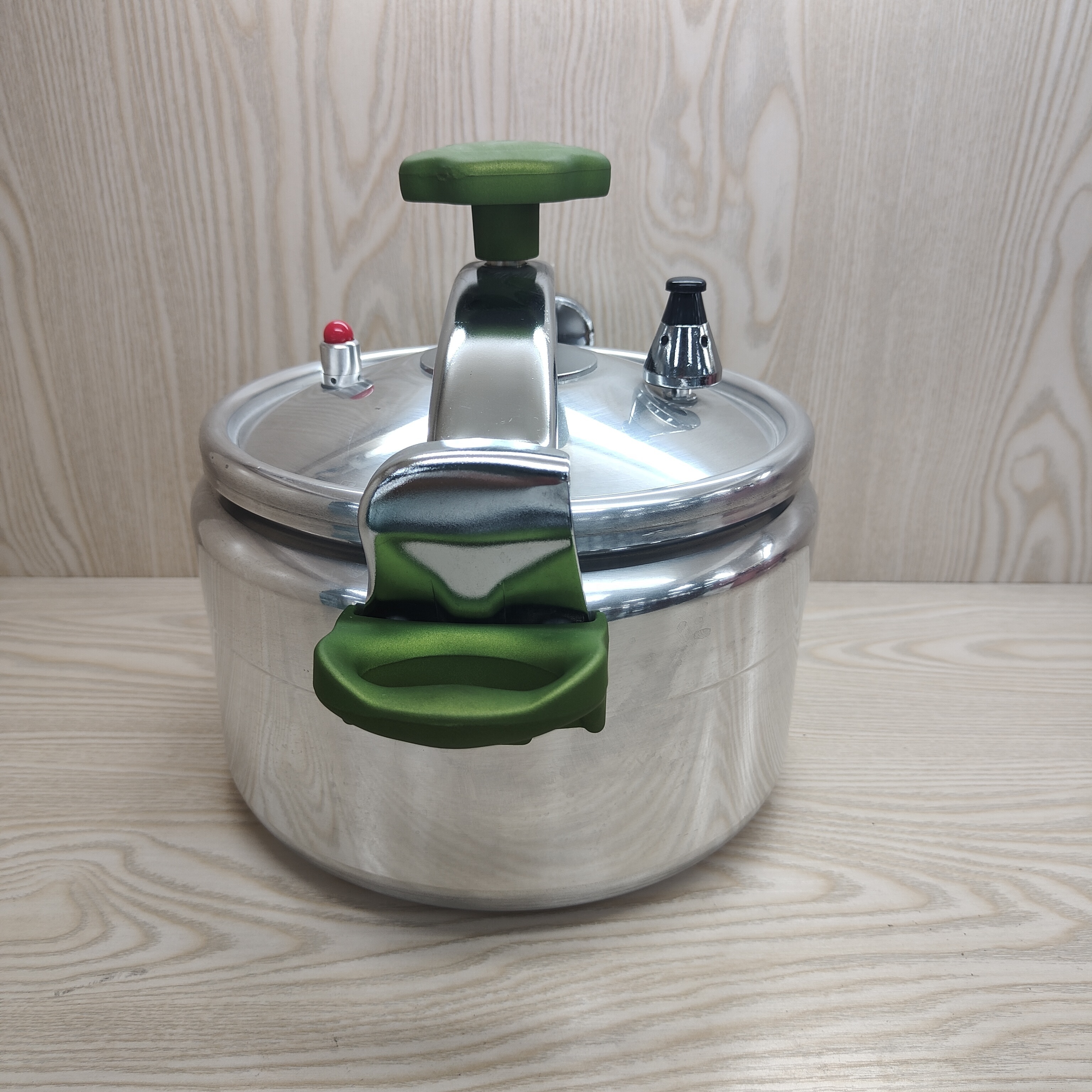 Aluminum pressure cooker with mirror polish and bakelite handle