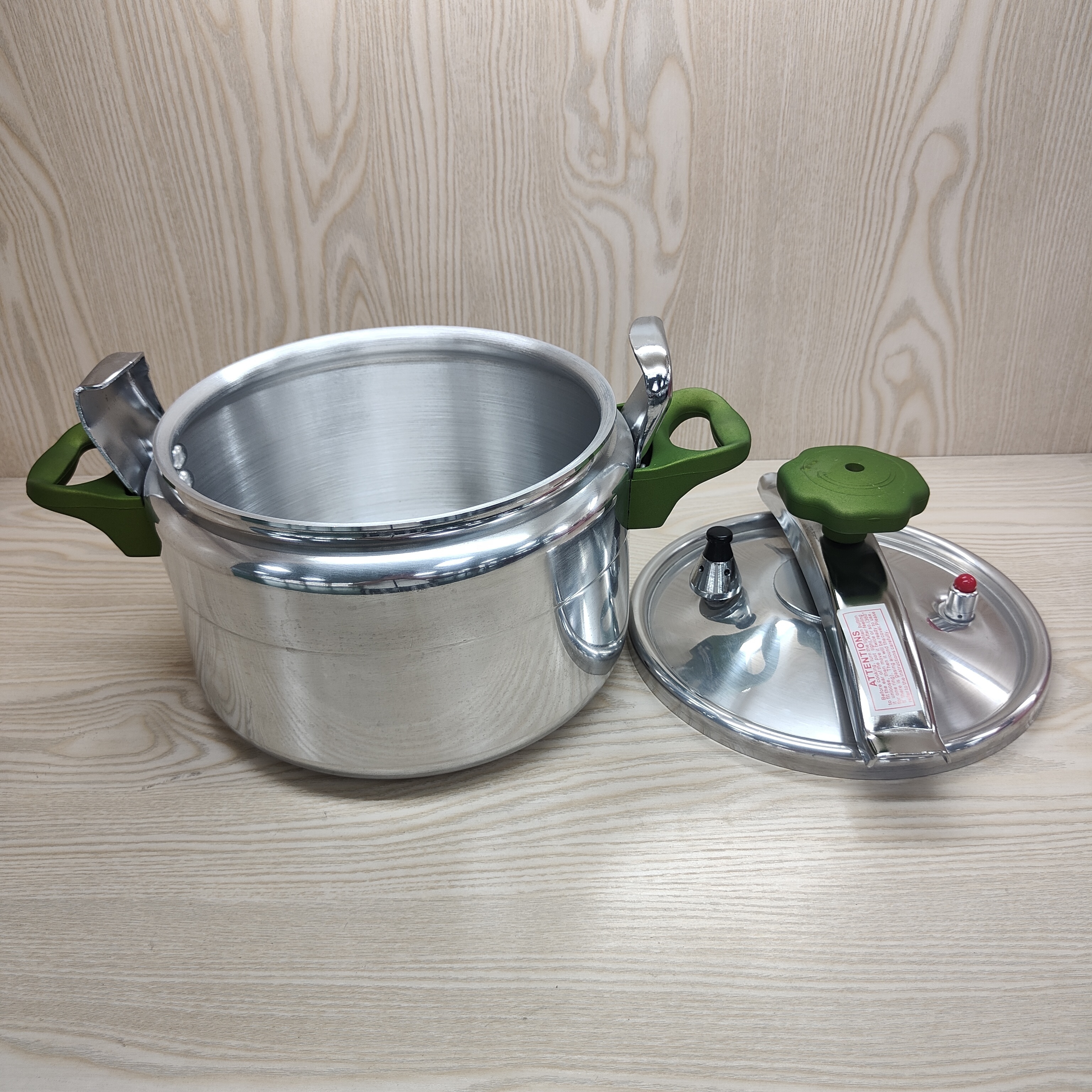 Aluminum pressure cooker with mirror polish and bakelite handle