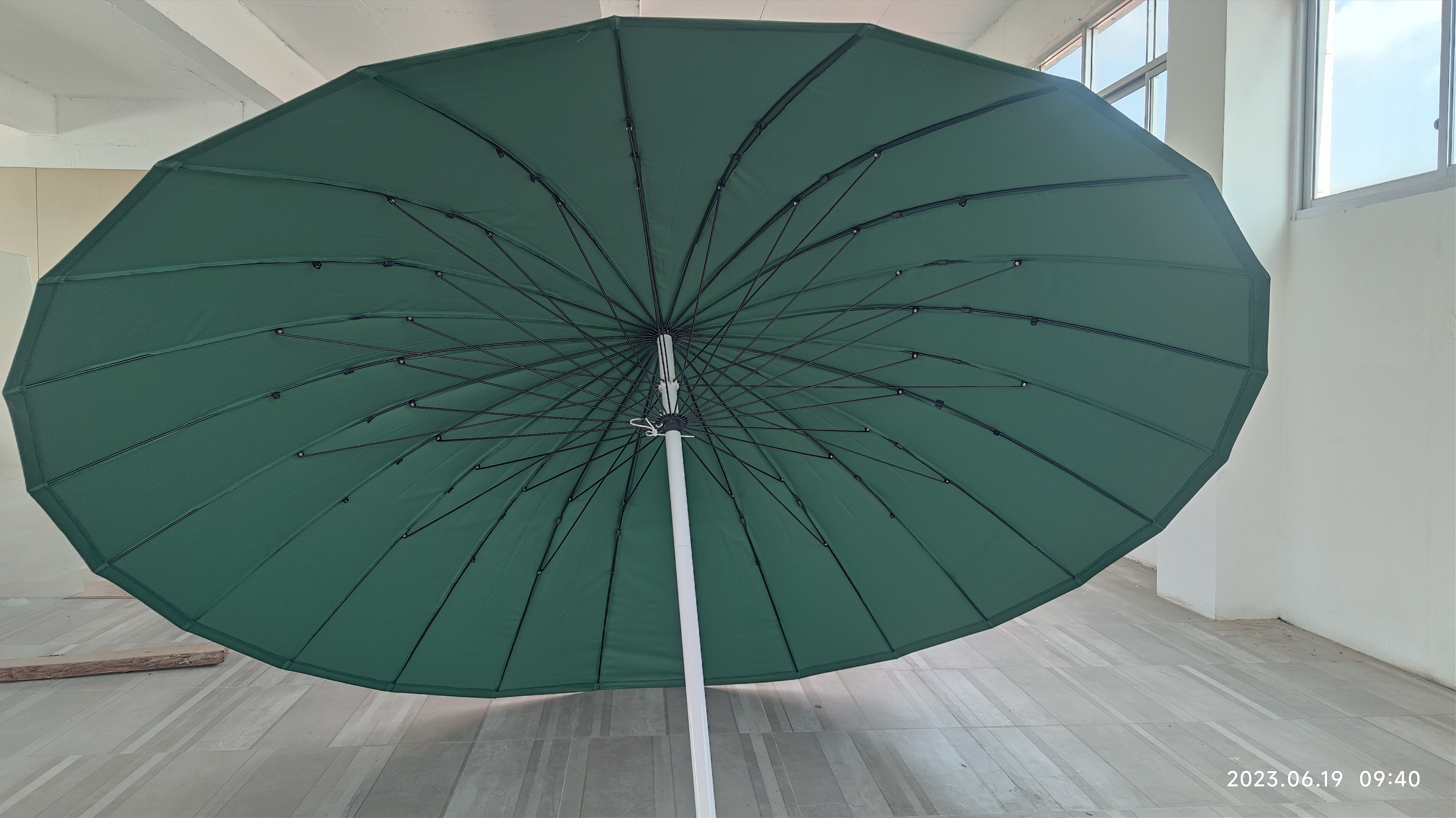 Modern 9 Ft Outdoor Fiberglass Market Umbrella 24Ribs Welding Shanghai Parasol for Courtyard Park Hotel Exterior Use