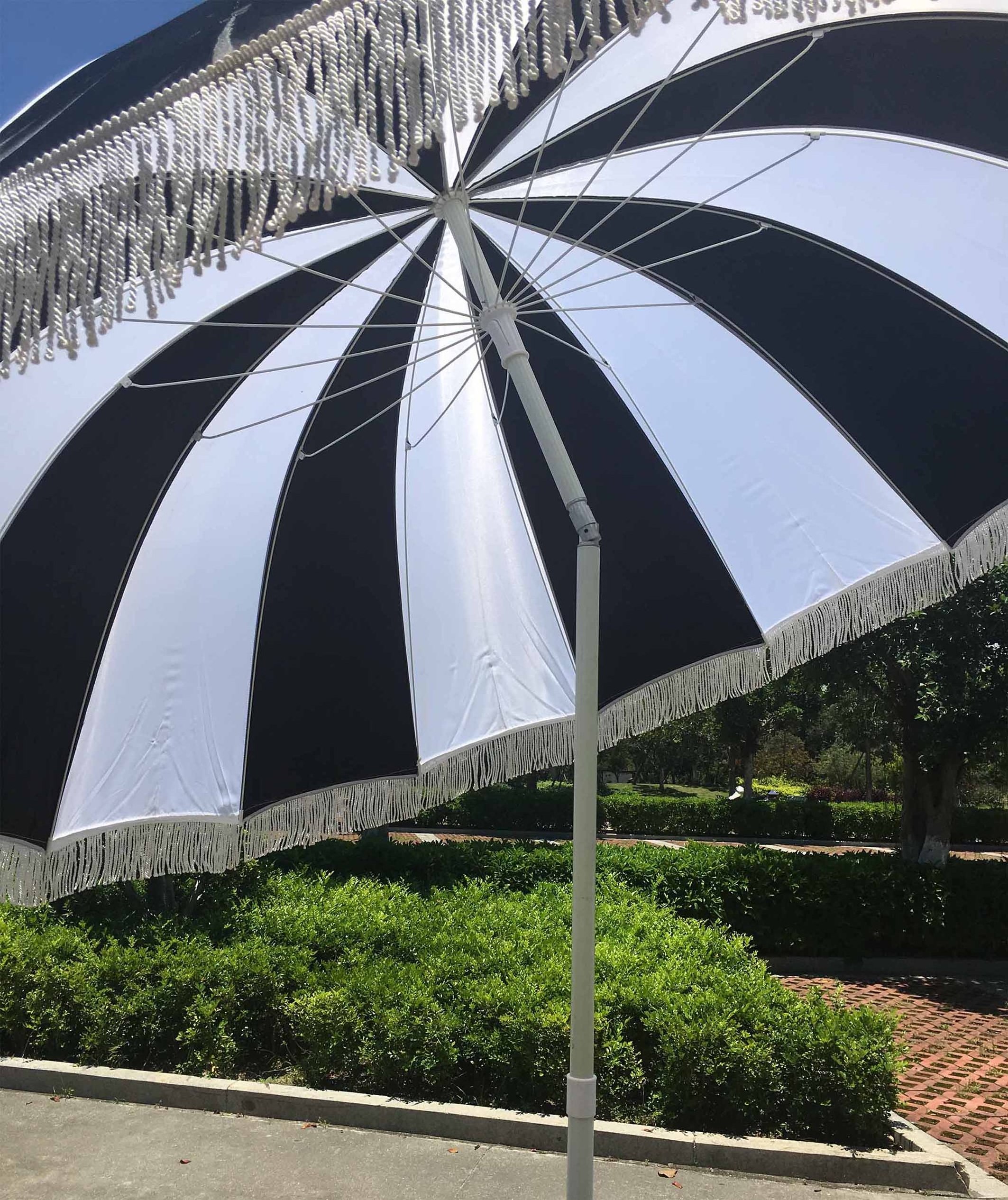 2020 New design 48inch black and white standard size luxury beach umbrella with tassels and tilt