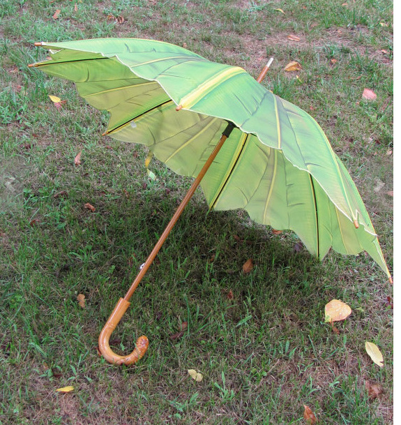 23inch*8k tropical custom wave shaped banana leaf umbrella with bamboo curved handle for promotion