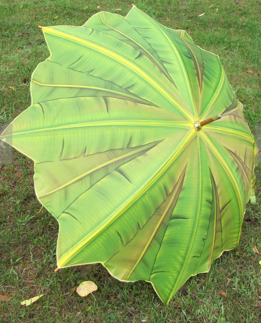 23inch*8k tropical custom wave shaped banana leaf umbrella with bamboo curved handle for promotion