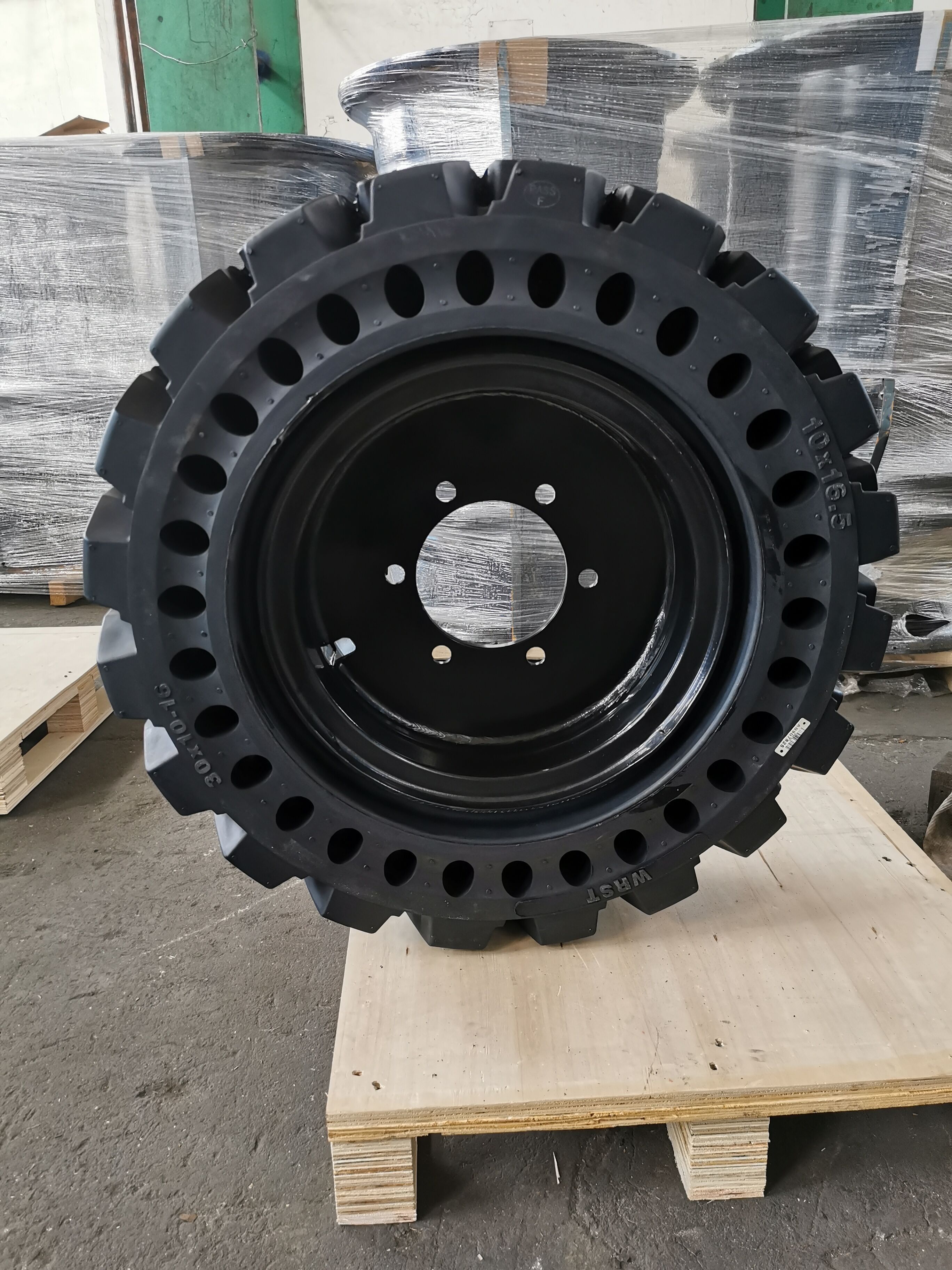 Manufacturer Pneumatic tirewith wheel skid steer loader solid tires 10-16.5 10x16.5 for ls140 S450 740 mini loader