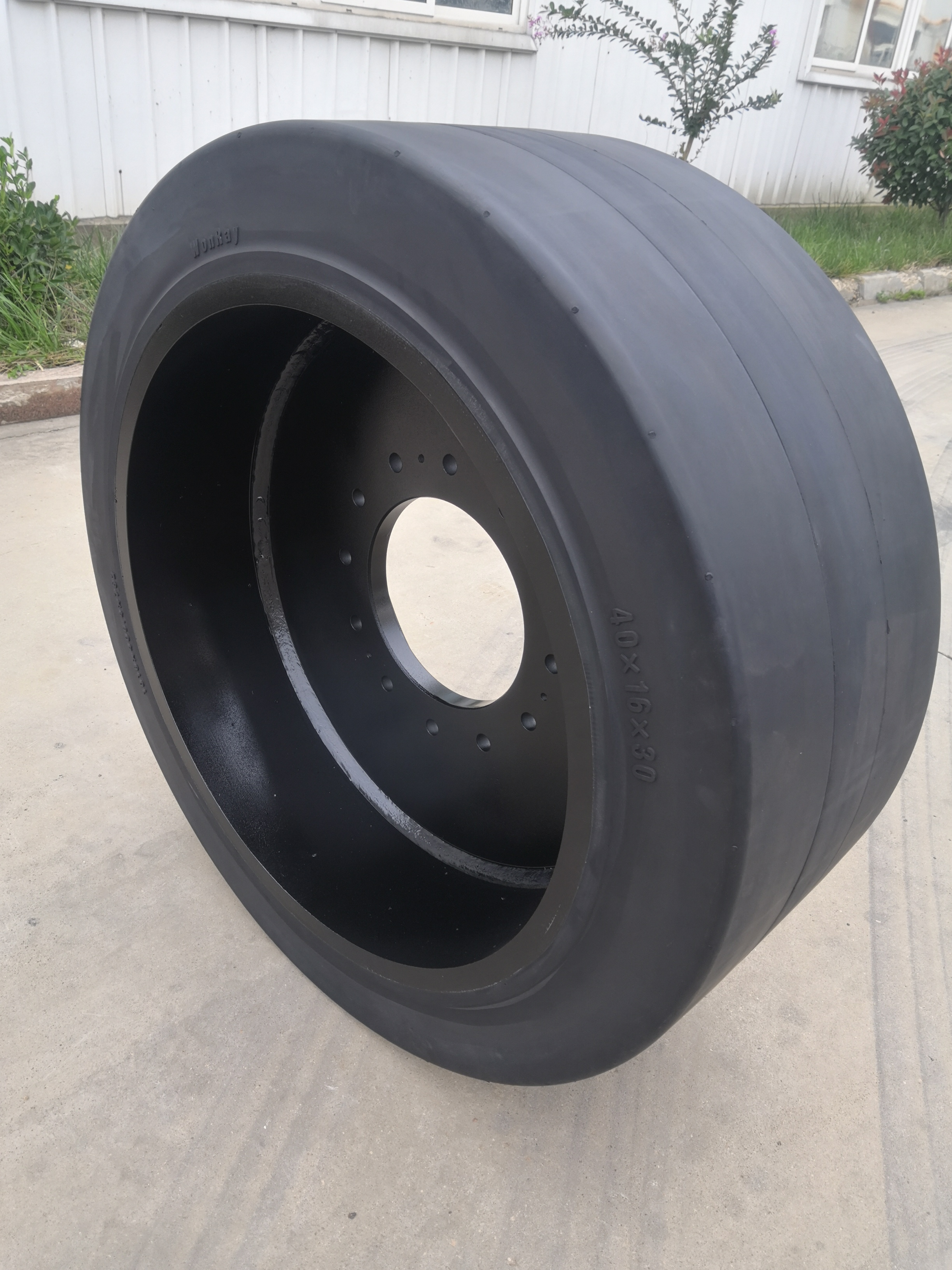 airplane passenger boarding bridge tire press on solid tire 40x16x30