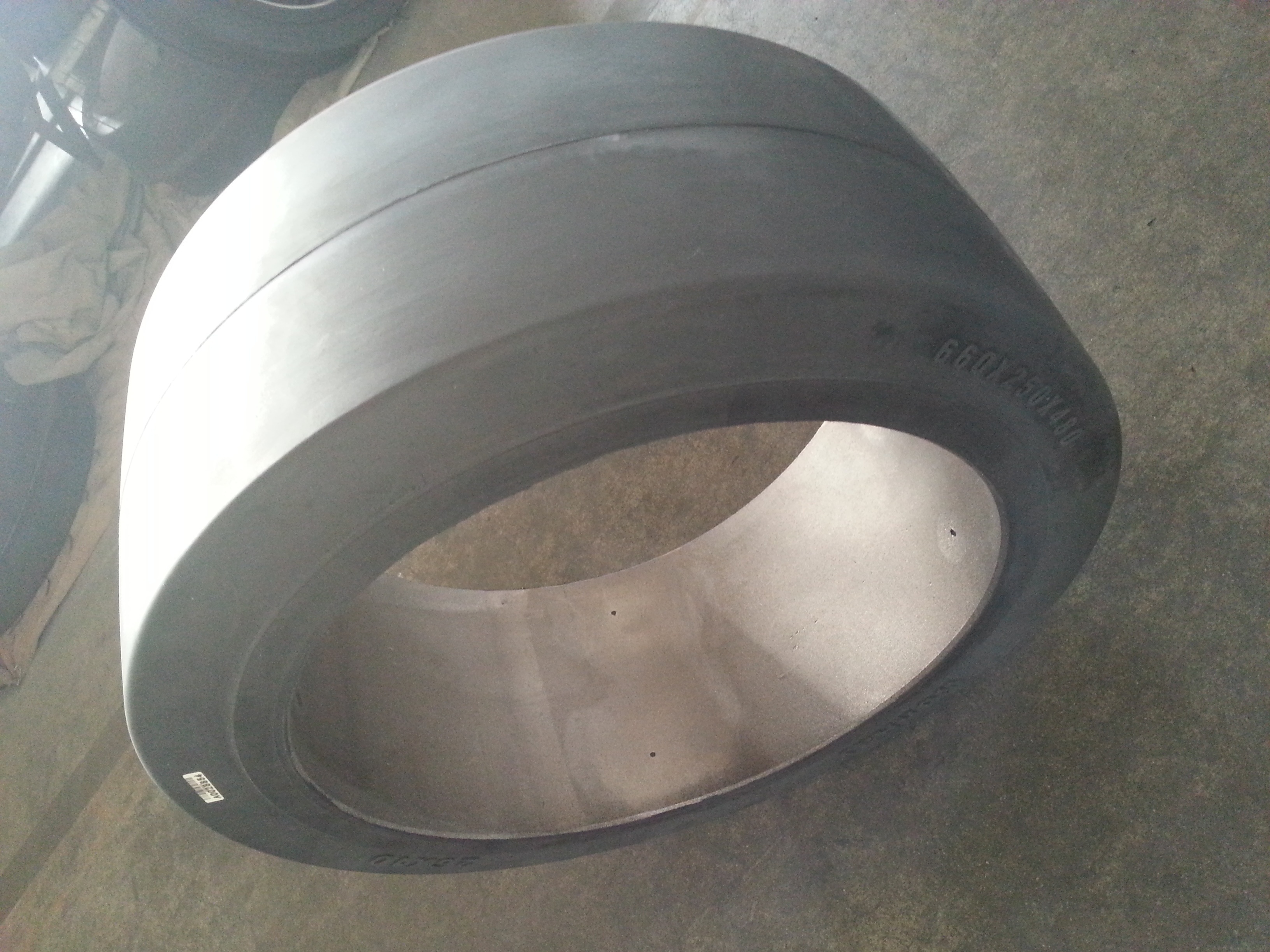 China WonRay High Quality 14x4 1/2x8 Press-on Solid Tires For Vehicle