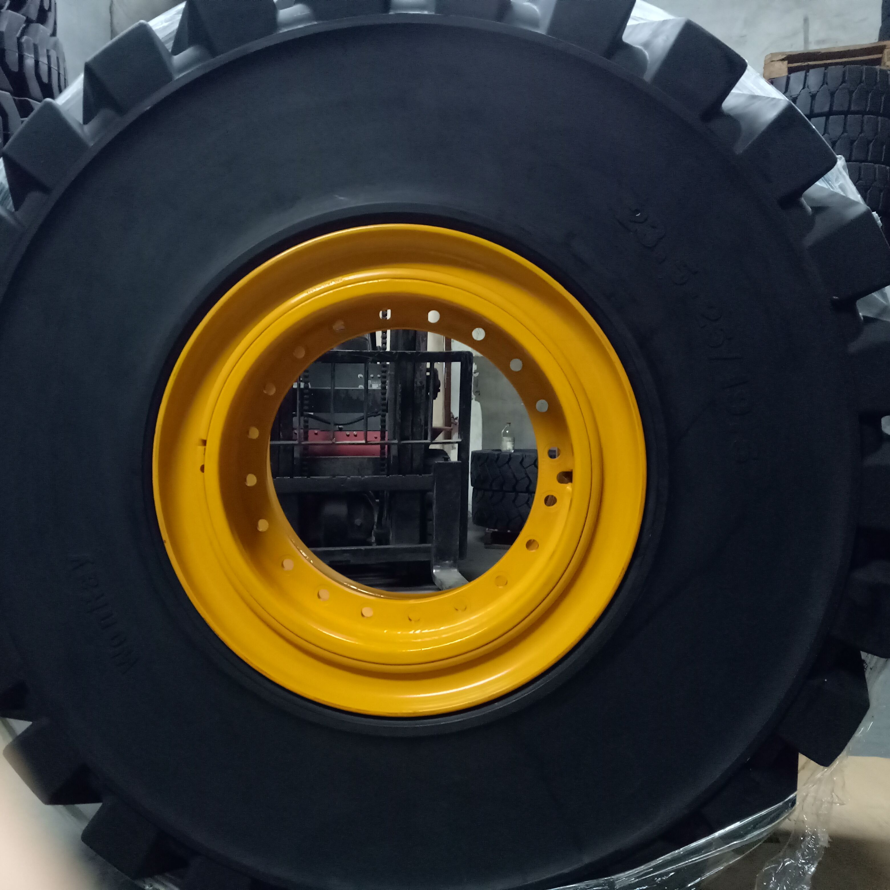 16 inch 17.5 25 23.5x25 OTR industrial solid rubber truck tire with low price