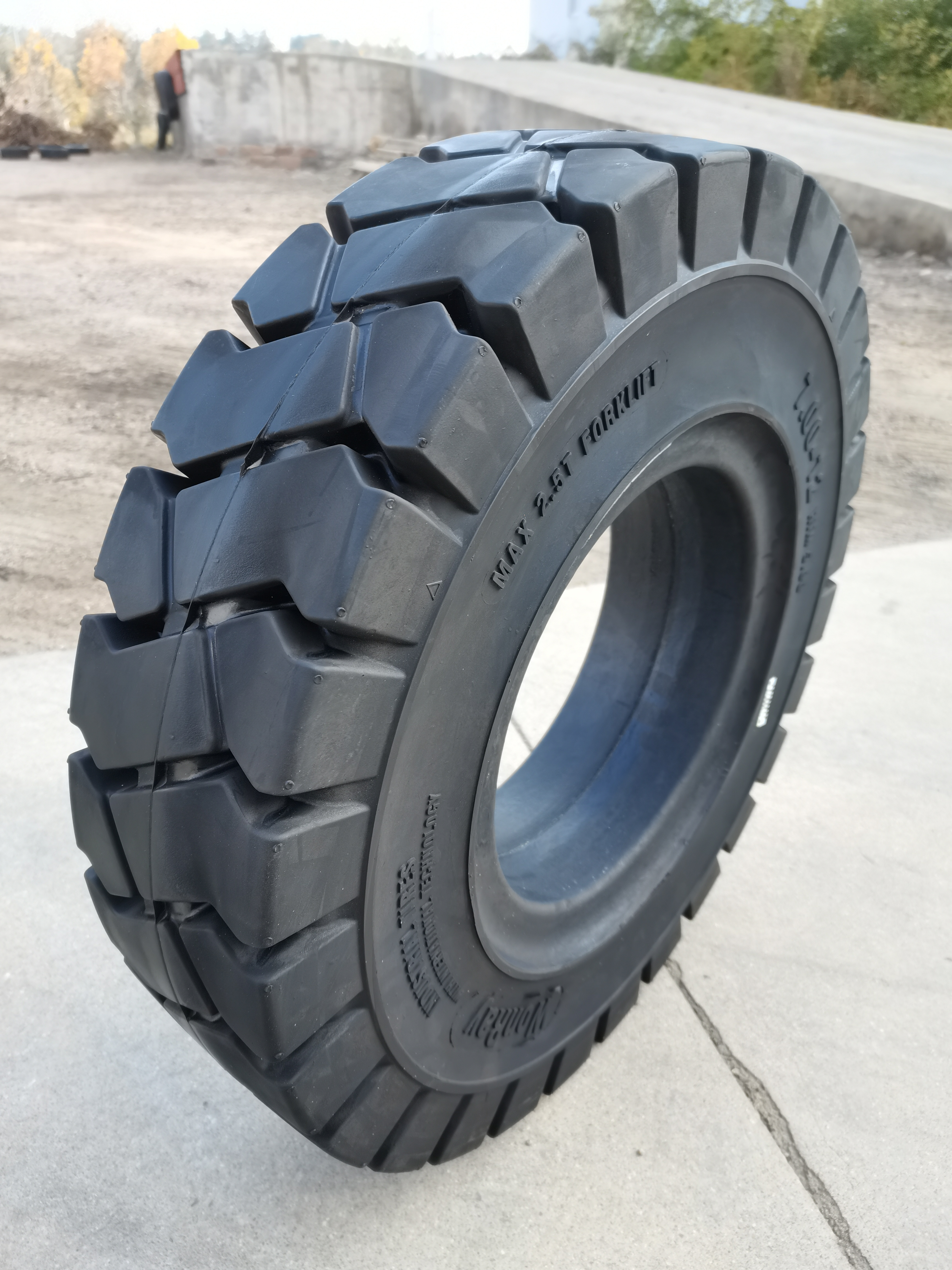 7.00-12 airless solid tires with holes for forklift truck wheel with rim assembly