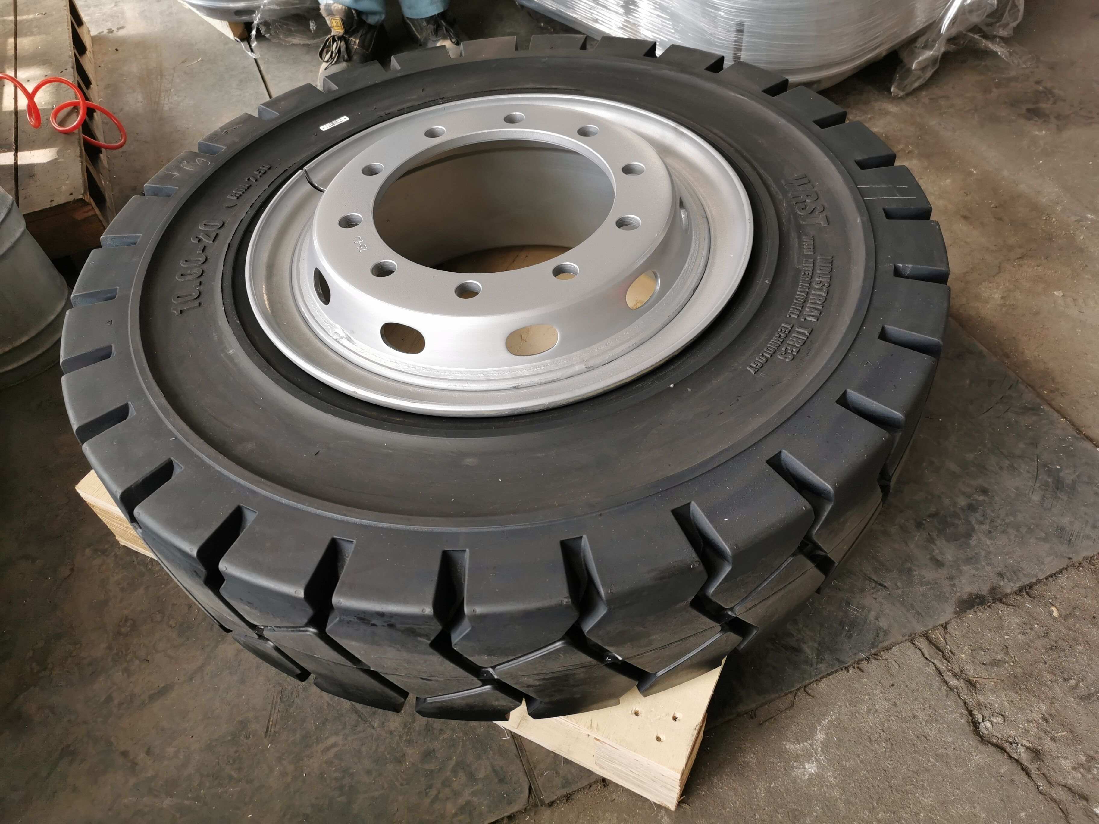 Port Otr Tyres Forklift And Truck Tyres 10 00 20 12 00 20 Rubber Pcs Solid Design Weight Material in Stock