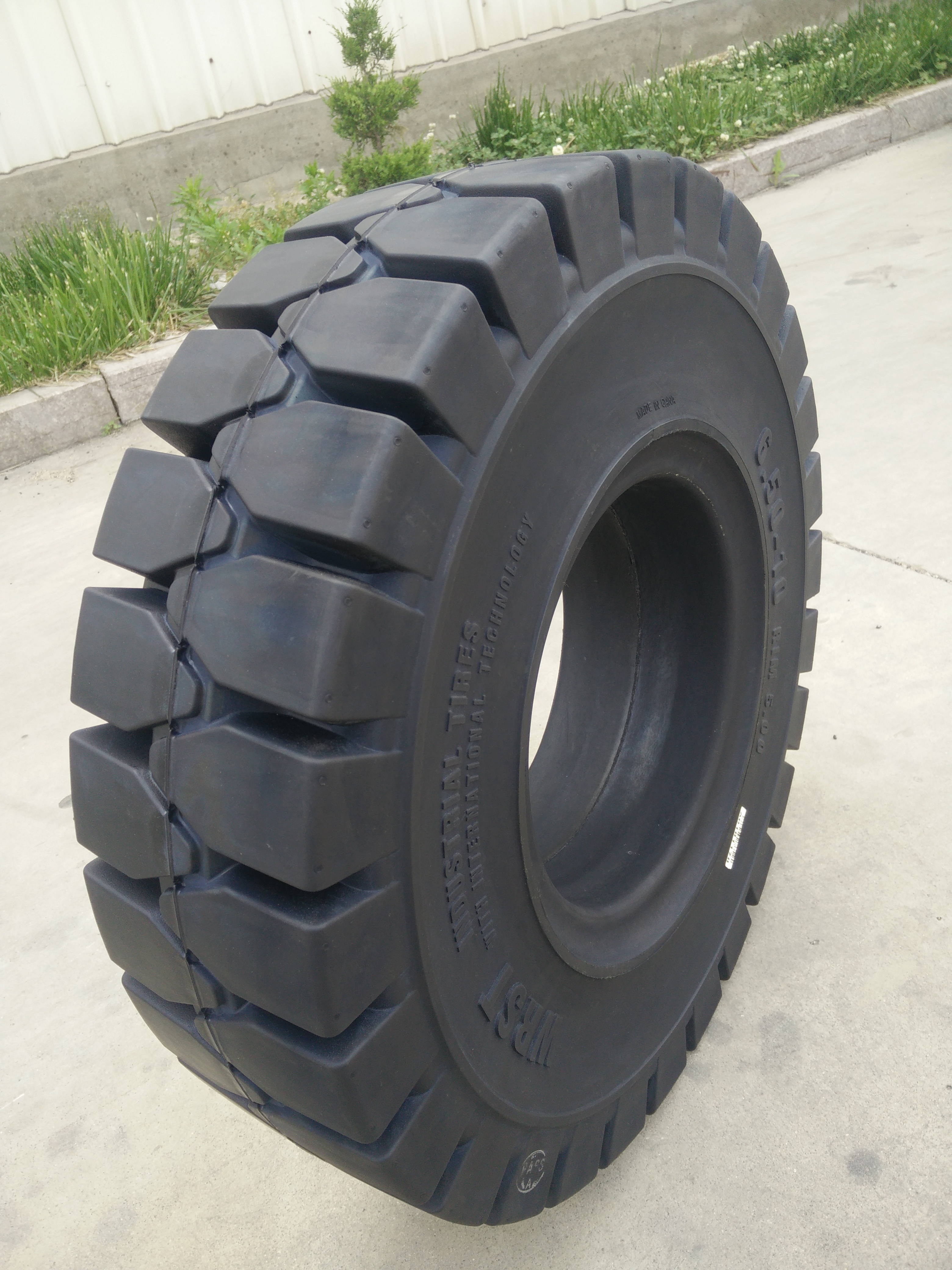 7.00-12 airless solid tires with holes for forklift truck wheel with rim assembly