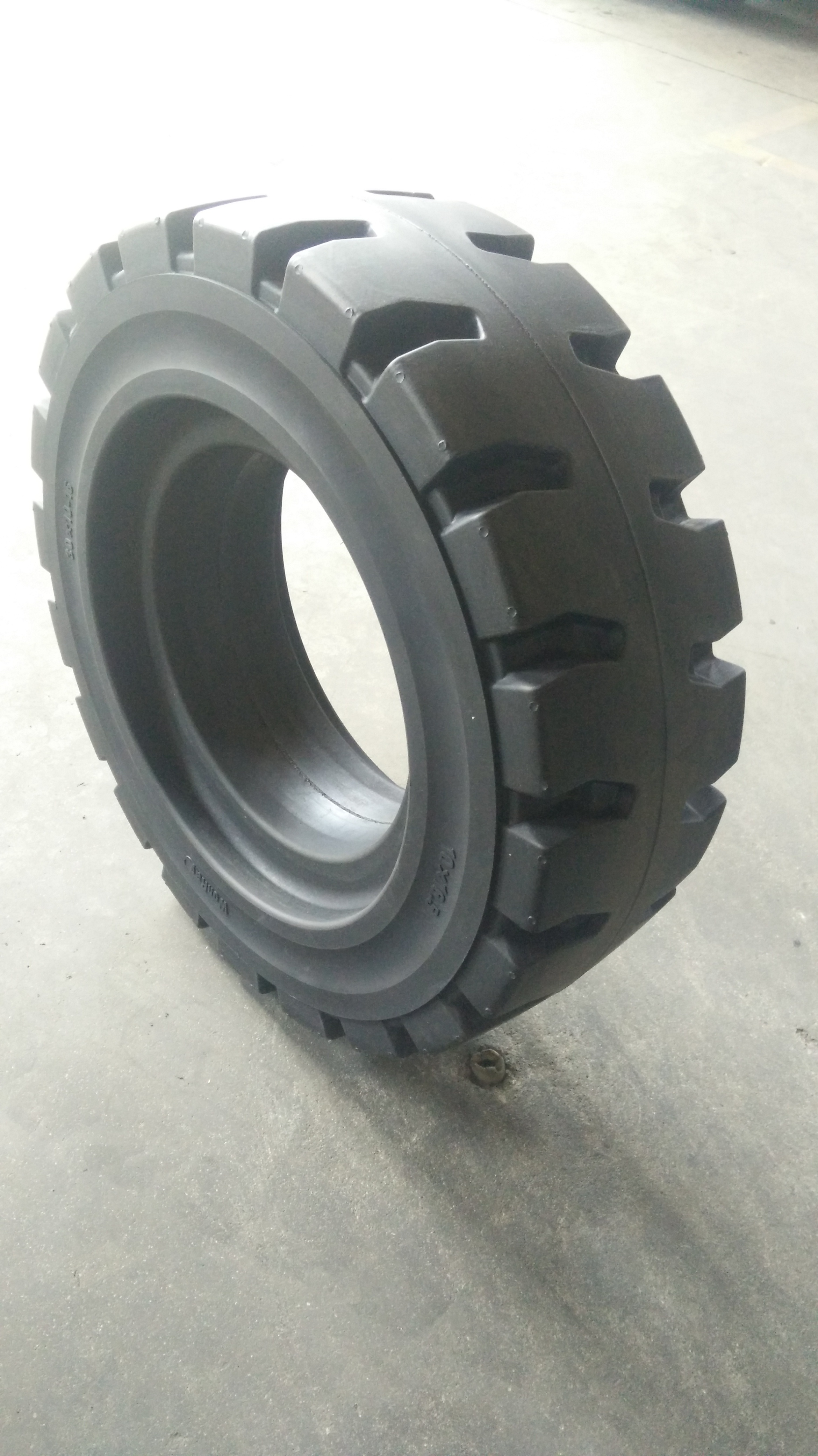 R711 new pattern 10-16.5 solid tyres good cut resistance and puncture performance