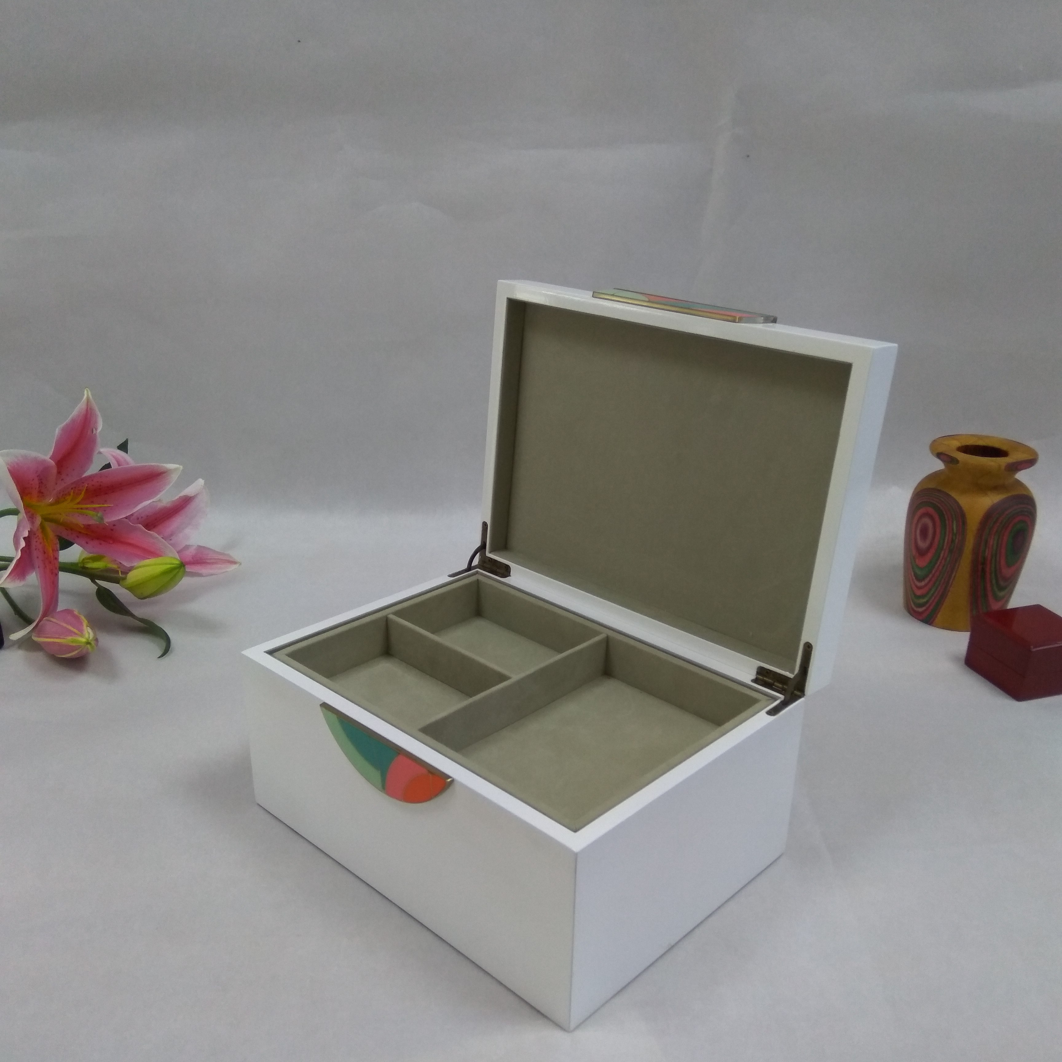 Customized Logo Top Lacquered and Highlighted High Quality Wooden Storage Box White Luxury Jewelry Box Watch Packaging