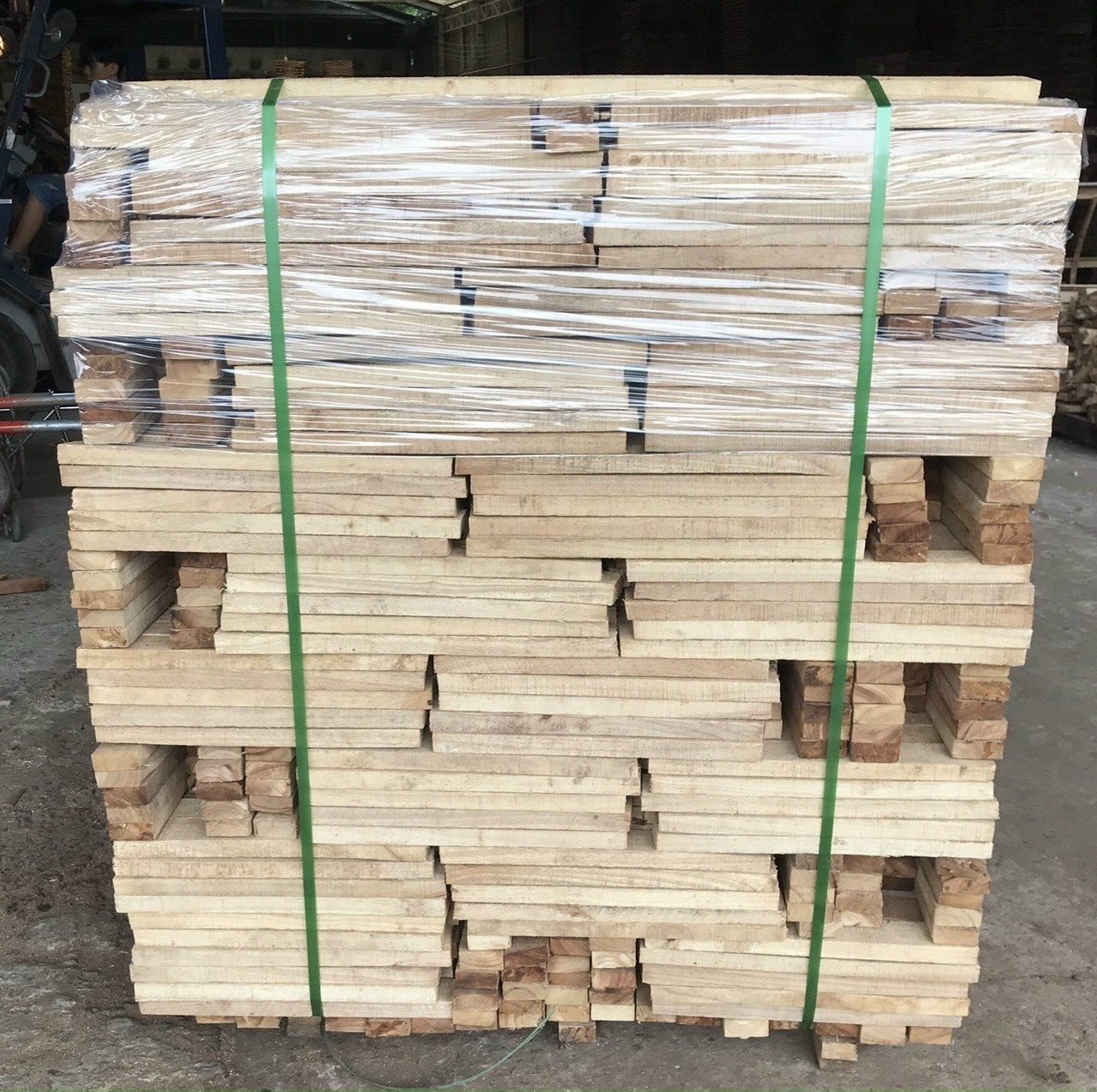 Cheap price High Quality Rubber Sawn Timber / Wood Lumber For Furniture Material Flooring In Stock Ready to Export