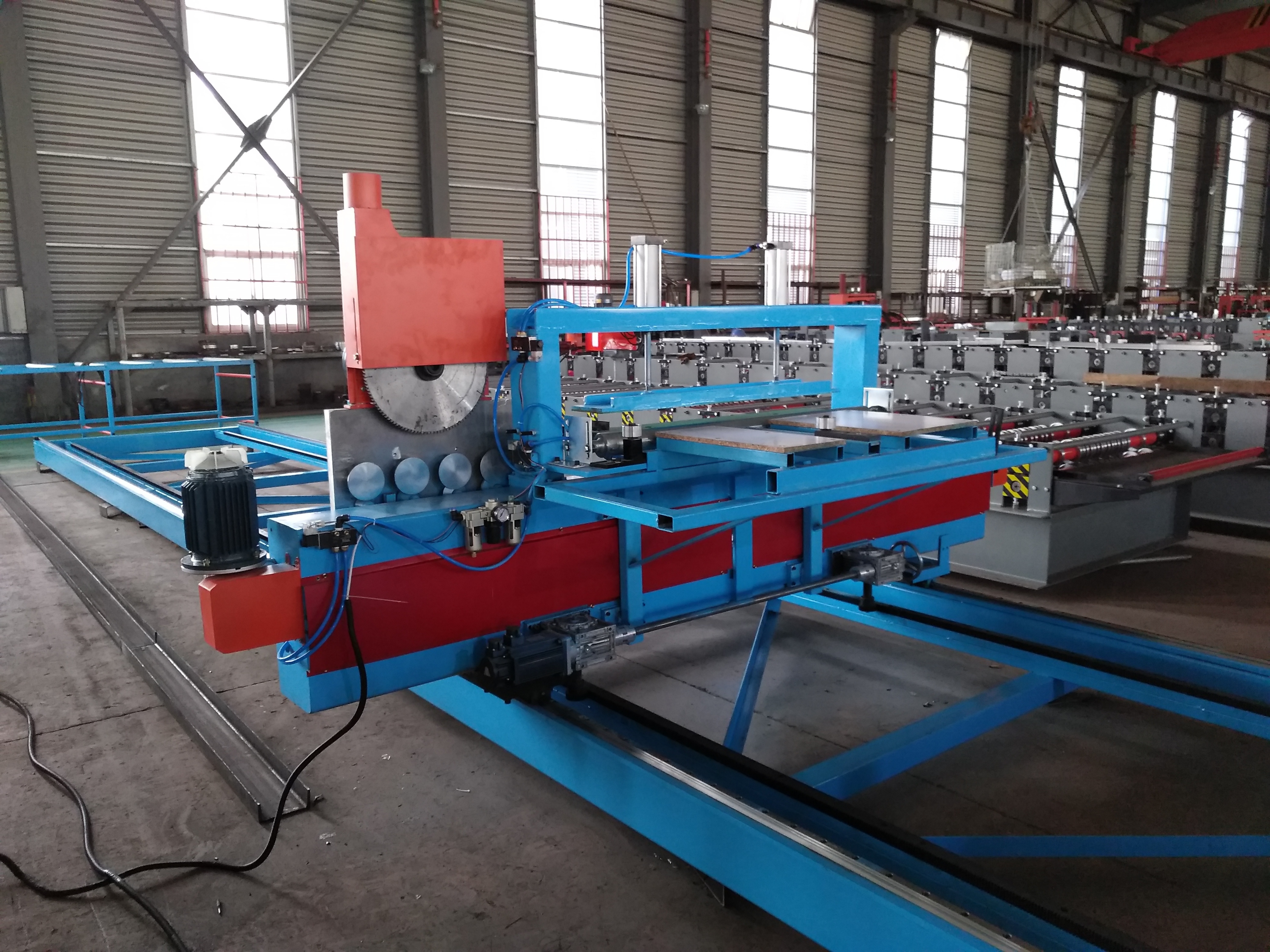 Four-sided flanging machine in sandwich panel production line