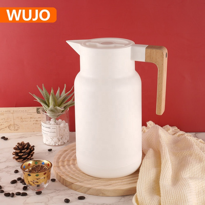 Nordic New Arrival Minimalist Garrafa Free Sample Glass Liner 1L White Insulation Thermos Coffee Pot with Wooden Handle