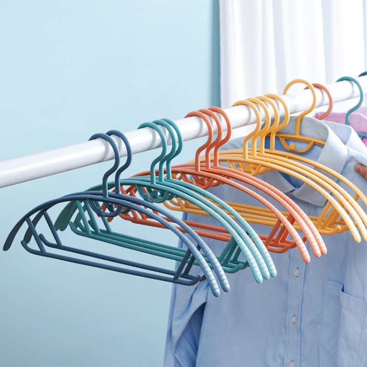 Traceless fancy clothes hanger round plastic clothes hangers for bedroom wardrobe