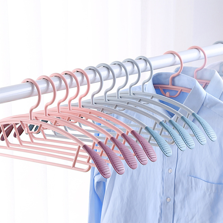 Wholesale 10 pack multi colors anti-slip wide shoulder clothing white plastic clothes hanger