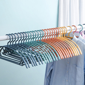 Traceless fancy clothes hanger round plastic clothes hangers for bedroom wardrobe