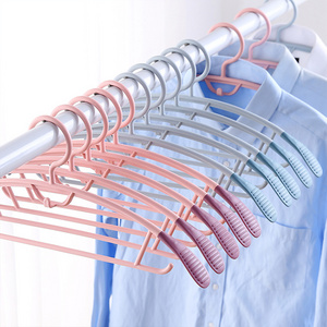 Wholesale 10 pack multi colors anti-slip wide shoulder clothing white plastic clothes hanger