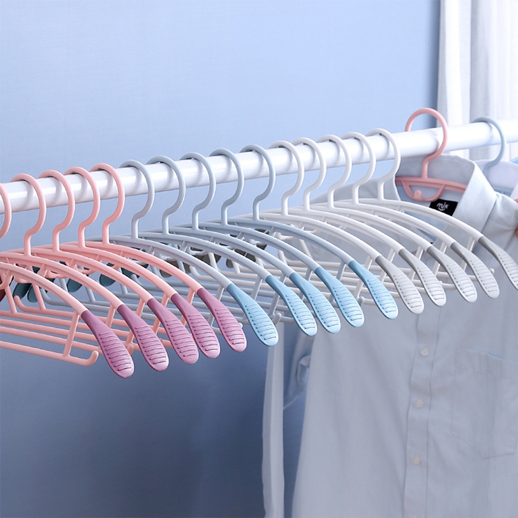 Wholesale 10 pack multi colors anti-slip wide shoulder clothing white plastic clothes hanger