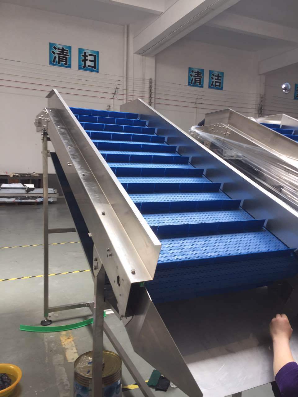 portable inclined tilting conveyor with PP food grade plastic belt for food industry