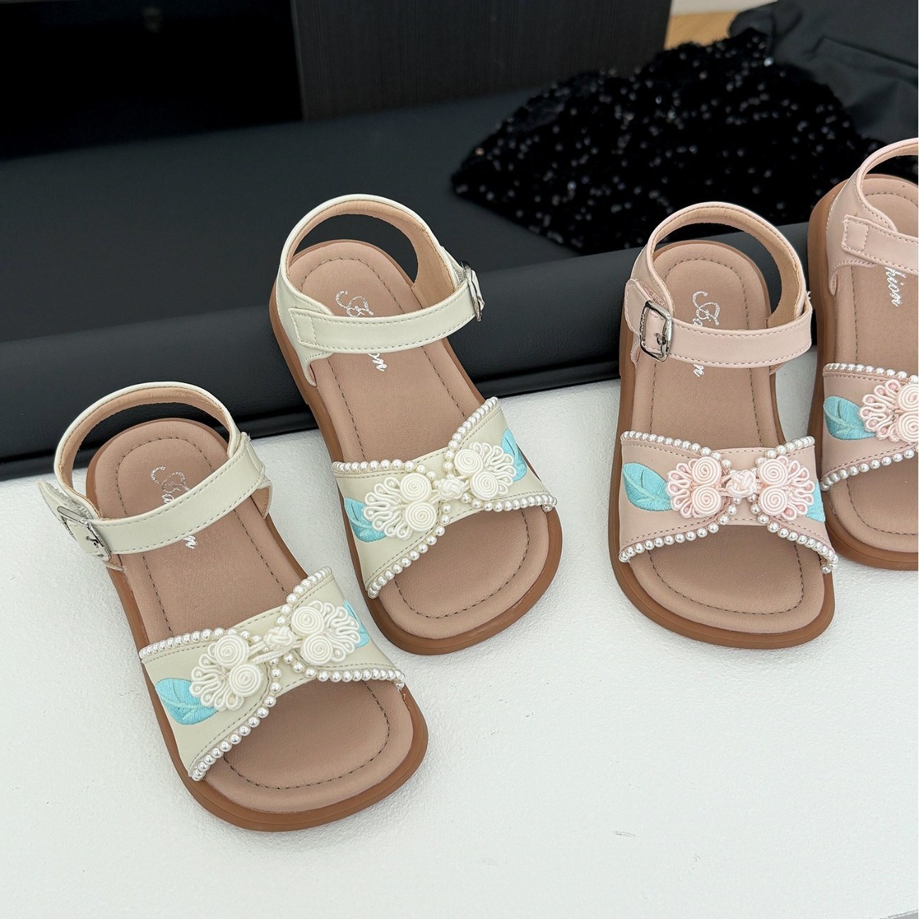 2024 Summer New Children's Sandals for Girls Chinese Style Button Embroidered Princess Shoes Soft Sole Hanfu Sandals