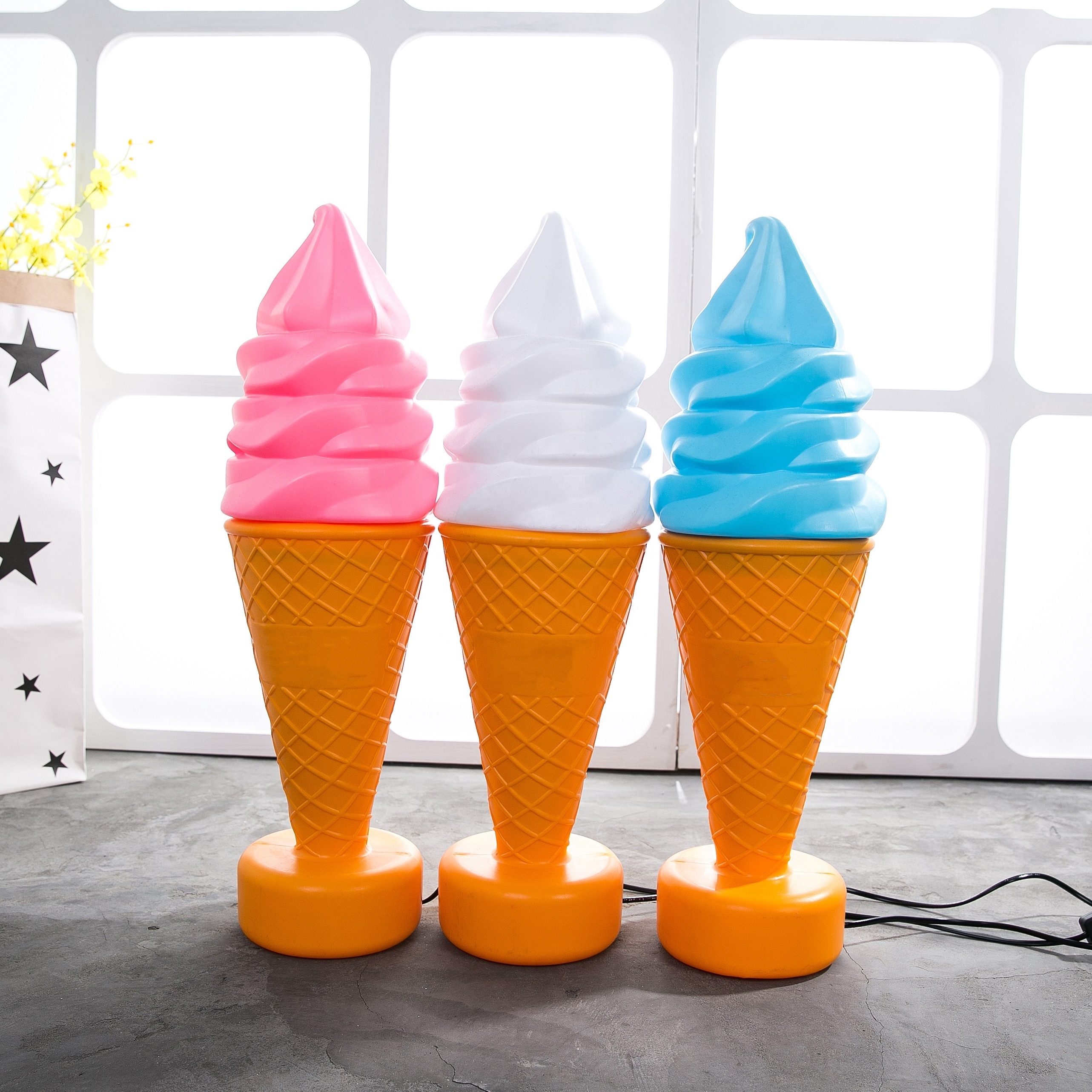 High Quality Giant Ice Cream Sculpture Model Light Store Display With Power Cone Model LED Outdoor Floor Lamp Promotion Attract