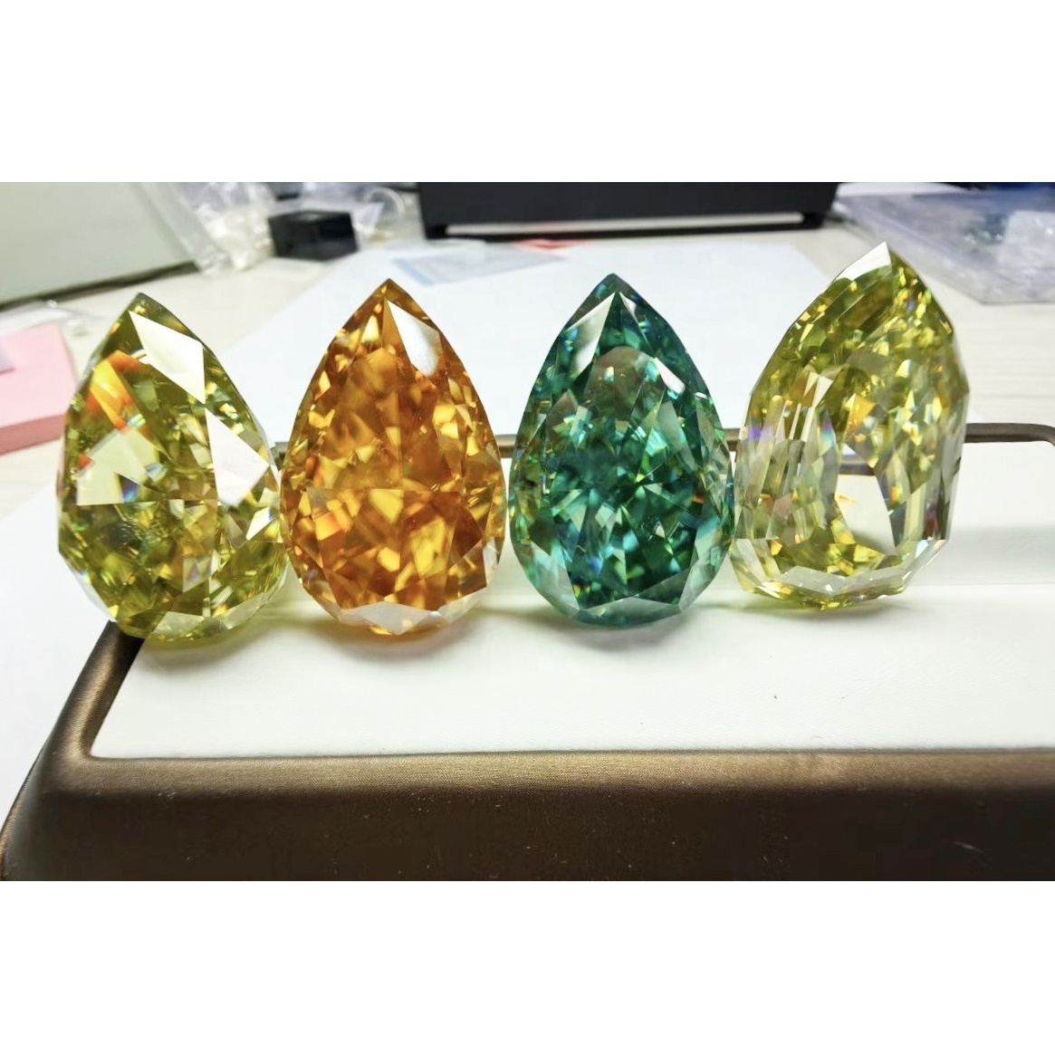 Manufacturer low price green Pear shaped gra certificate wholesale moissanite