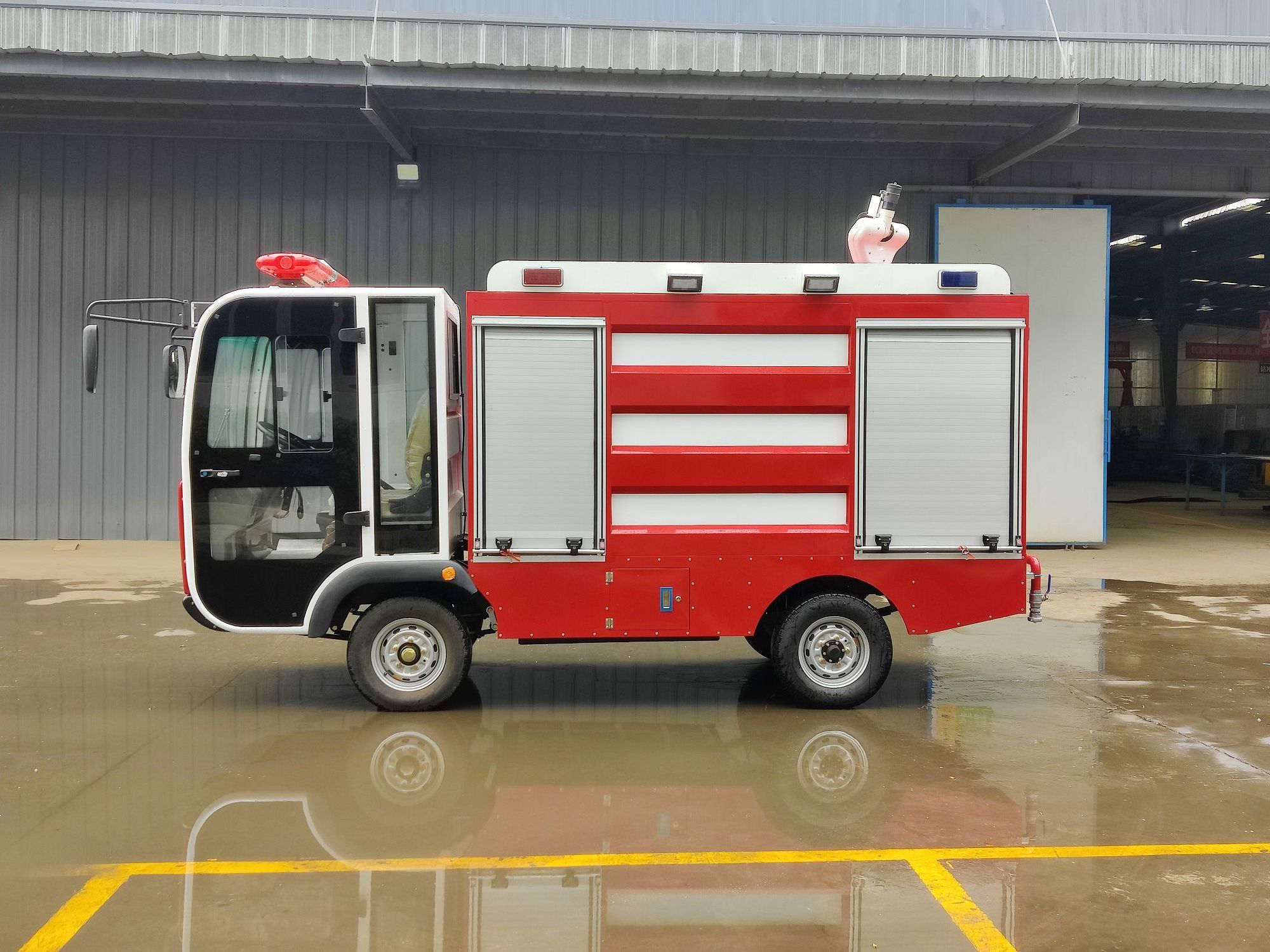 Cheap electric power fire truck with water sprinkler function, street cleaning fire fighting machine