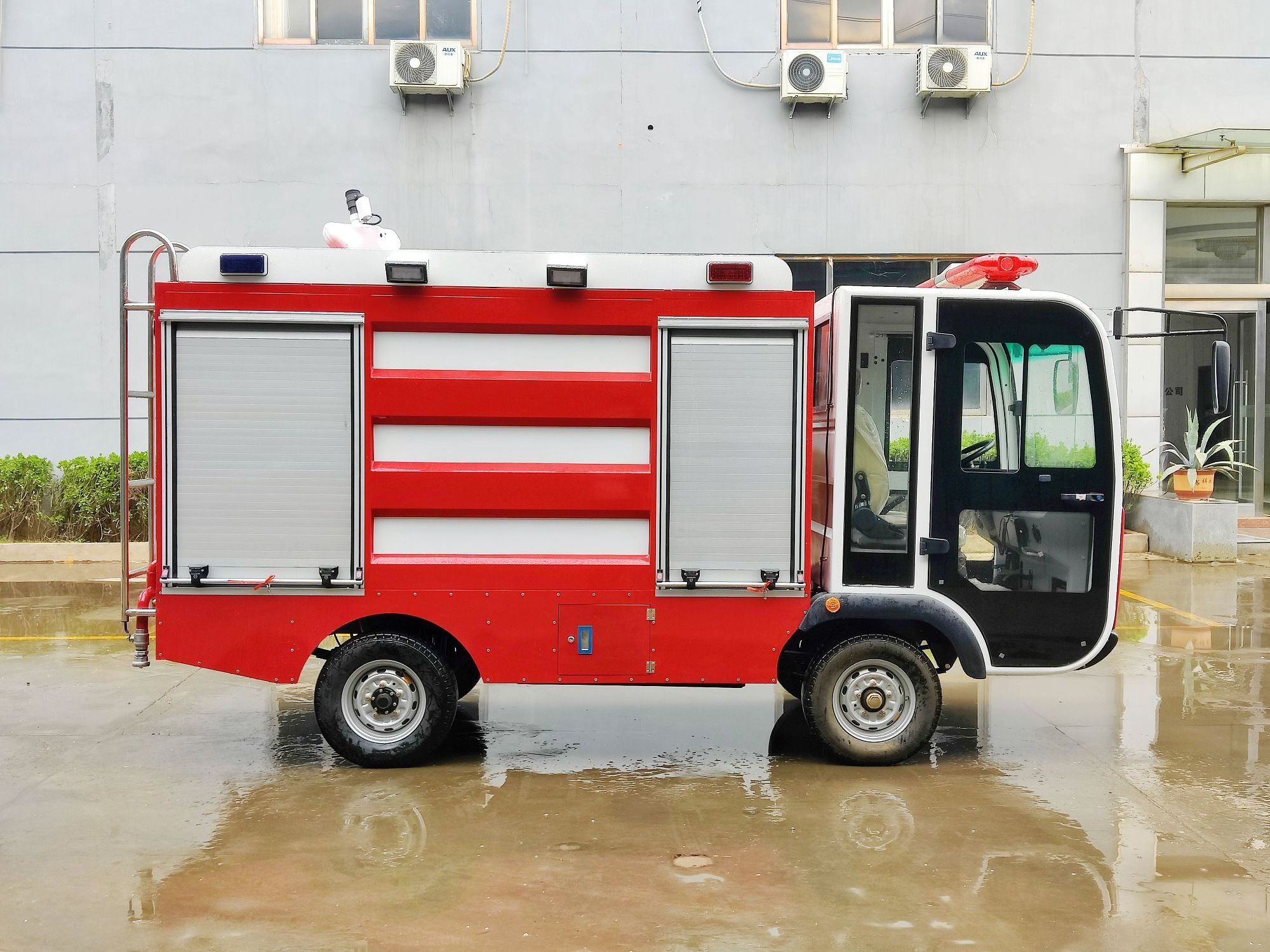 Cheap electric power fire truck with water sprinkler function, street cleaning fire fighting machine