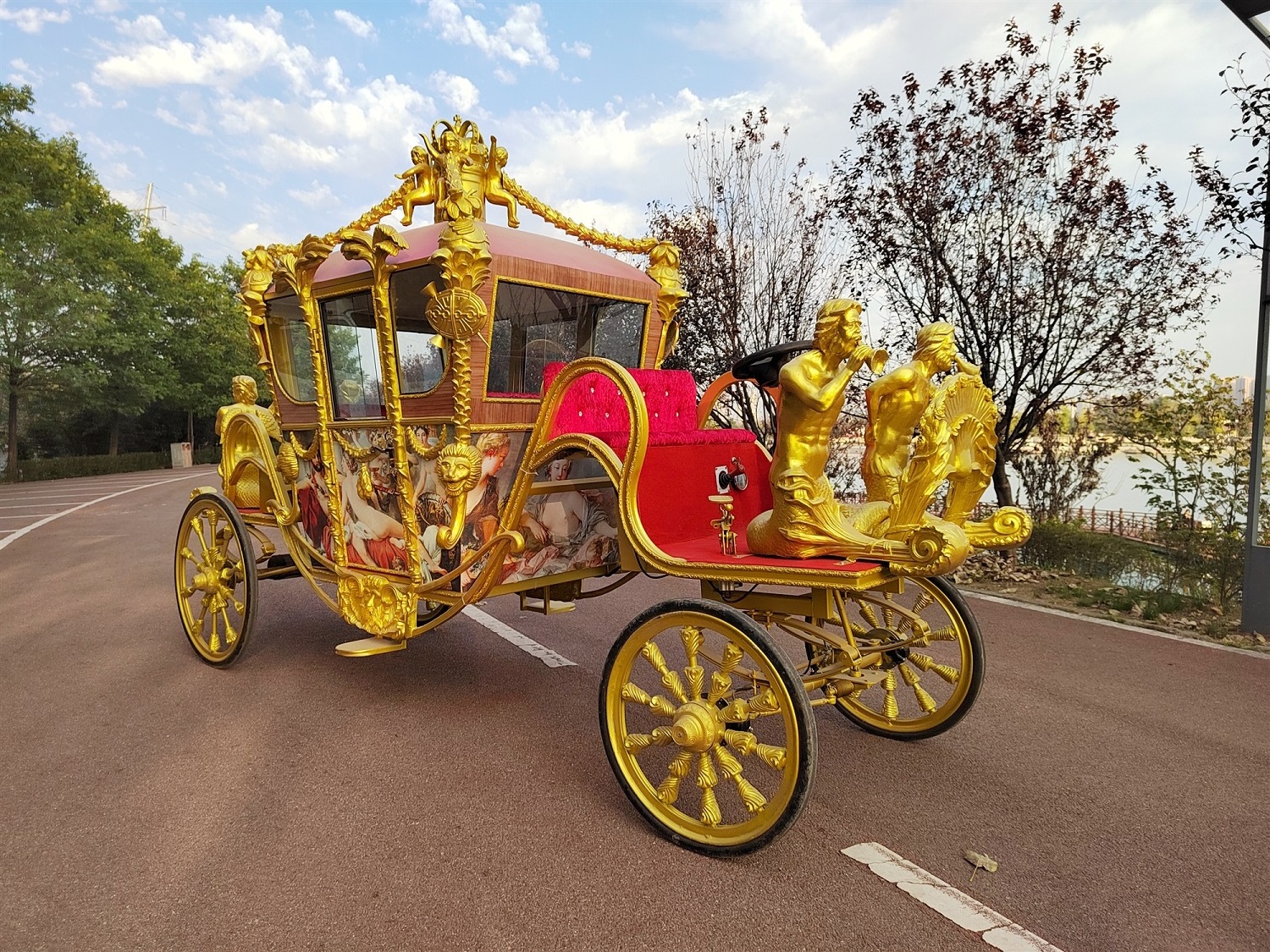 Luxury four wheels electric golden Royal coach/sightseeing horse carriage/ horse wagon for christmas