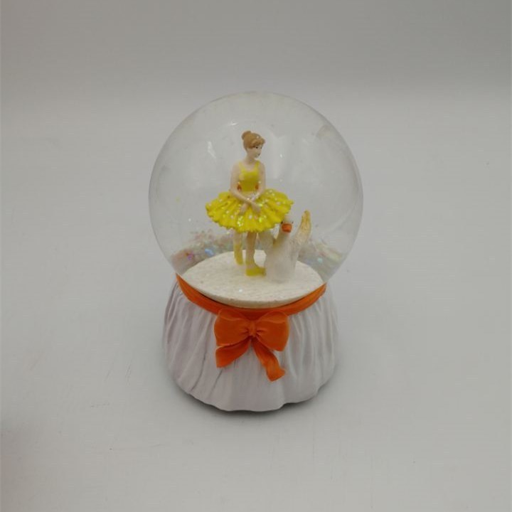 High quality custom resin music snow globe for wedding decoration with polychrome ballet dancing girl