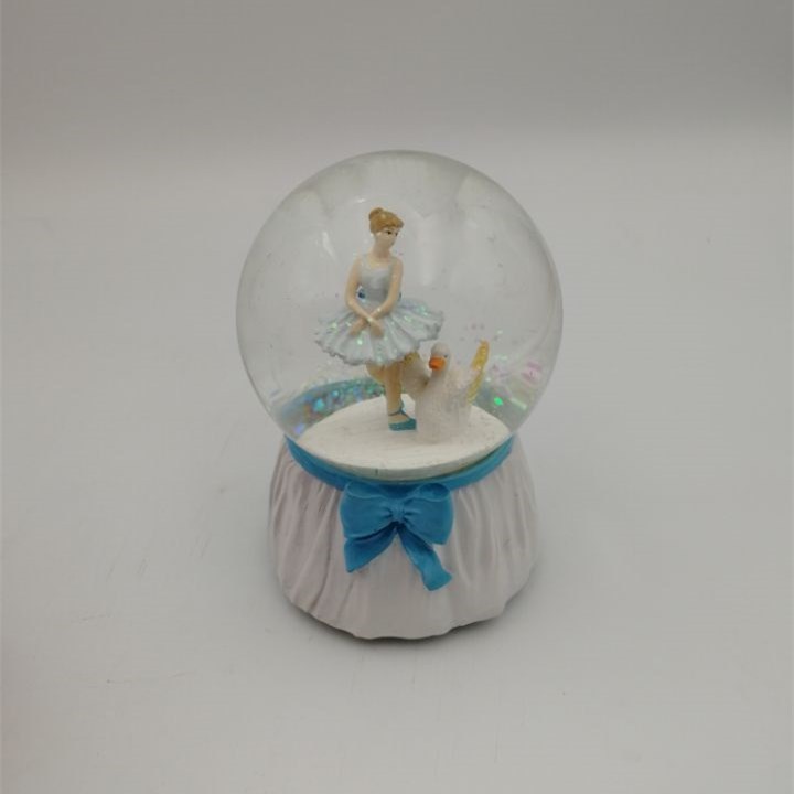 High quality custom resin music snow globe for wedding decoration with polychrome ballet dancing girl