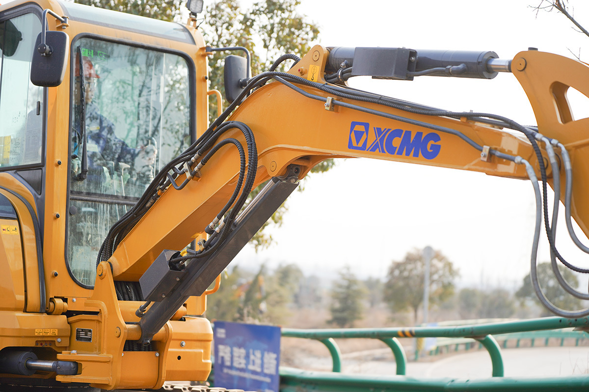 XCMG mini excavators 3 ton 3.5 ton 4 ton excavator machine XE35U small digger for sale