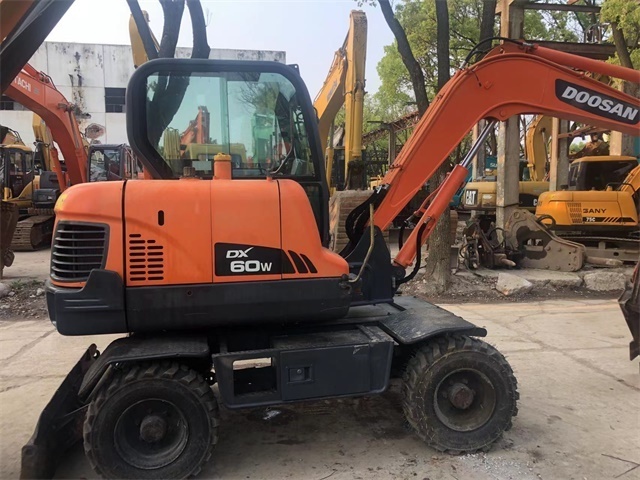 High Quality small Second hand excavator tyred Doosan DH80 Doosan DX60W 8ton hydraulic digger used wheel excavator