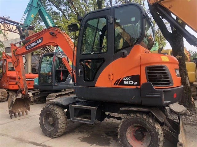 High Quality small Second hand excavator tyred Doosan DH80 Doosan DX60W 8ton hydraulic digger used wheel excavator