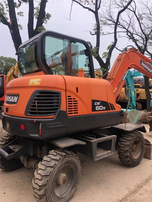 High Quality small Second hand excavator tyred Doosan DH80 Doosan DX60W 8ton hydraulic digger used wheel excavator