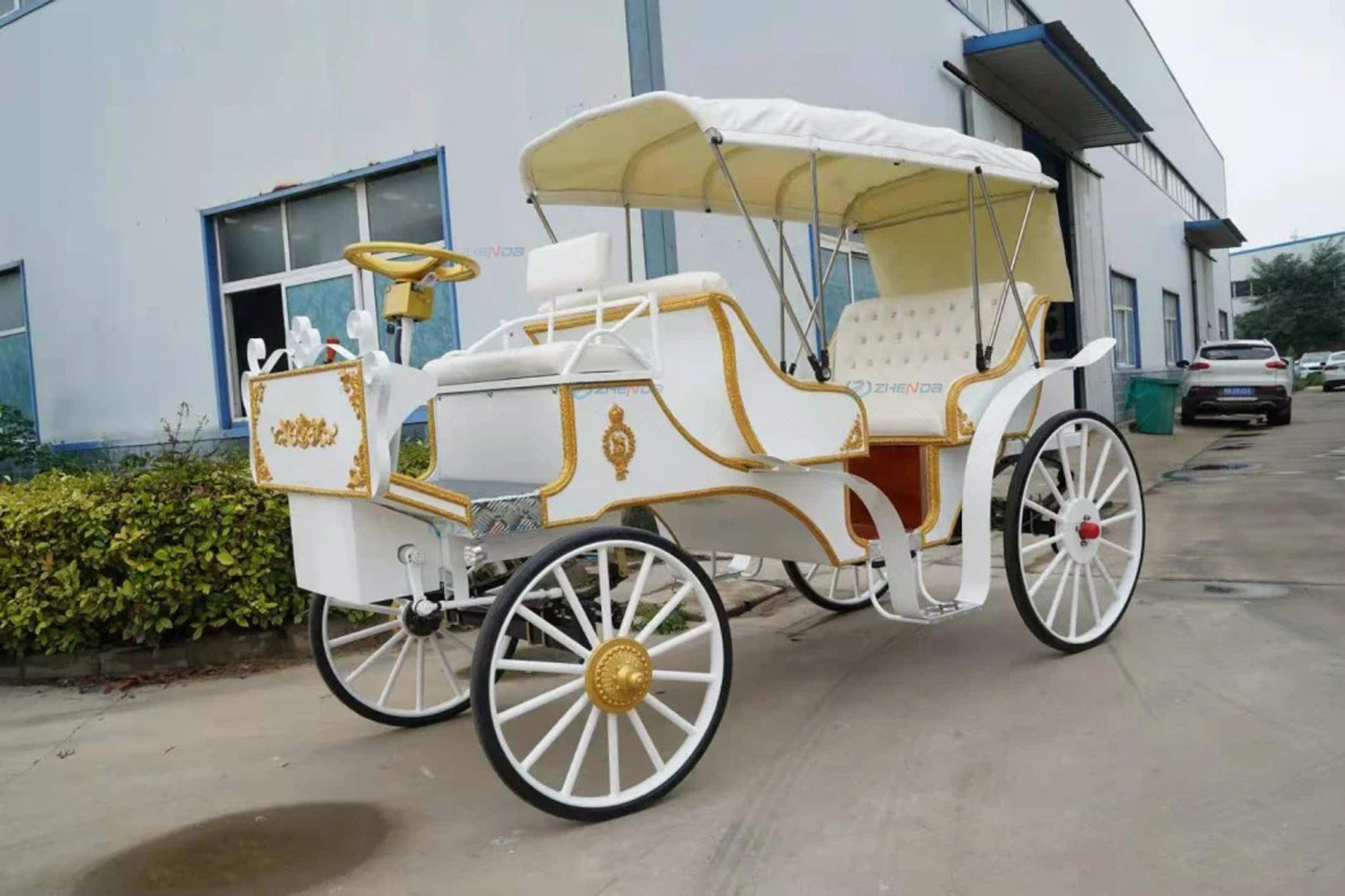 White Cinderella Luxury Wedding Carriage / Electric Sightseeing Carriage / Horse Drawn Carriage For Sale