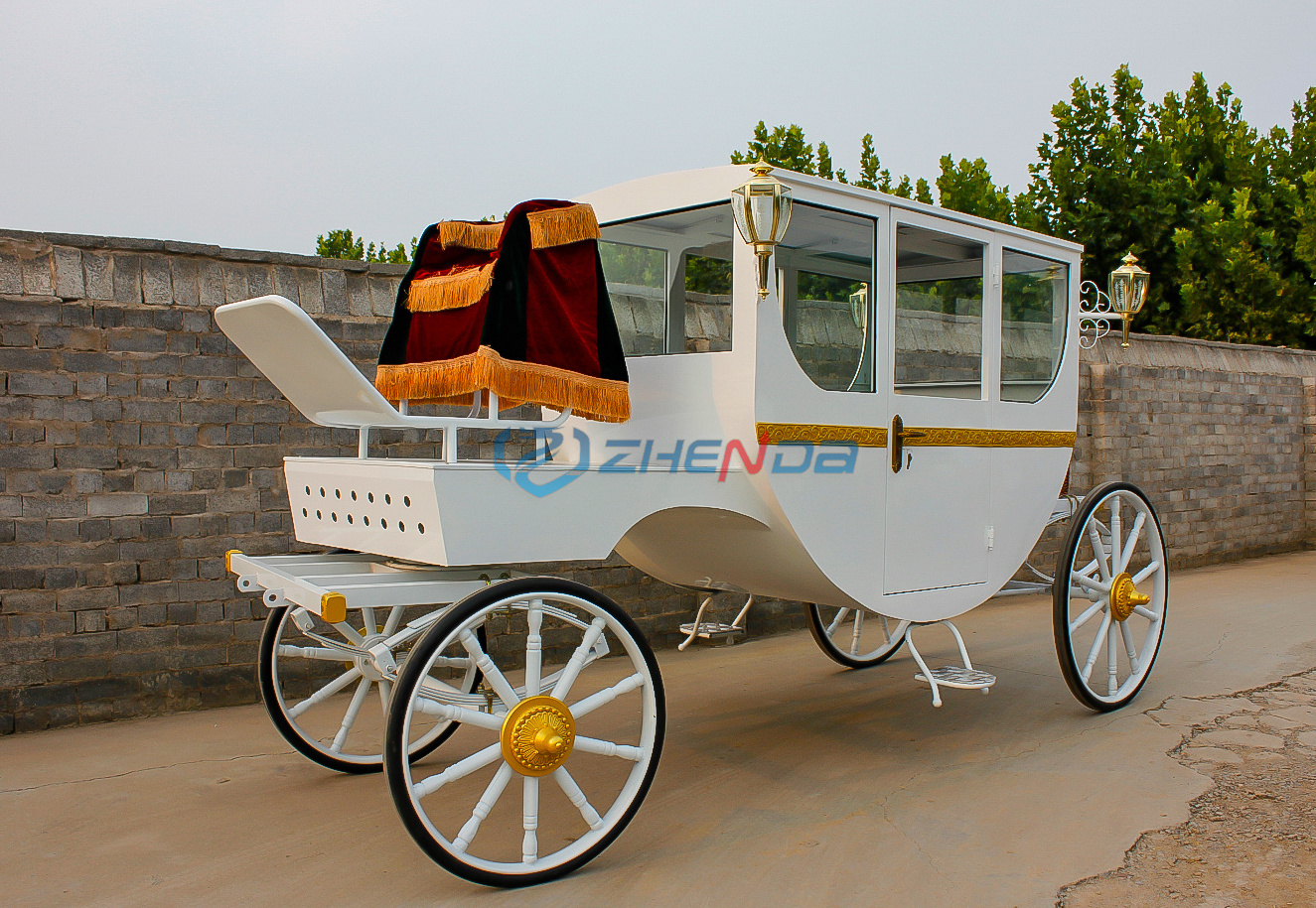 OEM High Quality Golden Marathon Horse Wagon Carriage Cart With Soft Double Seats Simple Elegant Horse Carriage