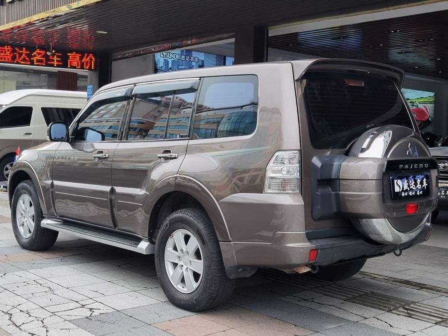 Mitsubishi Pajero 2010 3.0L Naturally Aspirated Engine 4x4 7-Seater Off-Road Vehicle Gasoline Vehicle Used SUV