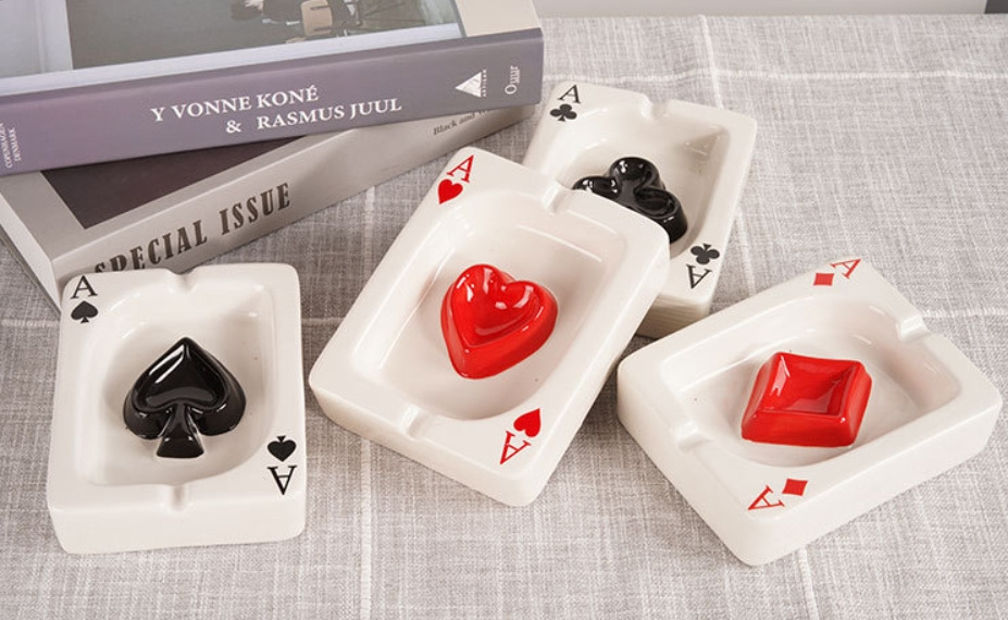 Creative ceramic poker ashtray, European minimalist ins fashionable home living room gift giving  Decoration Cigarette Tabletop