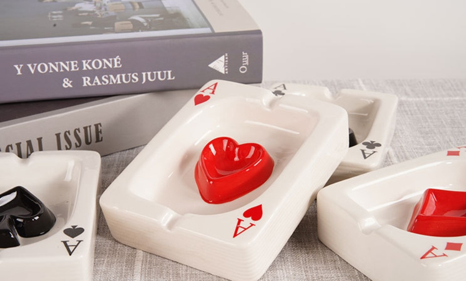 Creative ceramic poker ashtray, European minimalist ins fashionable home living room gift giving  Decoration Cigarette Tabletop