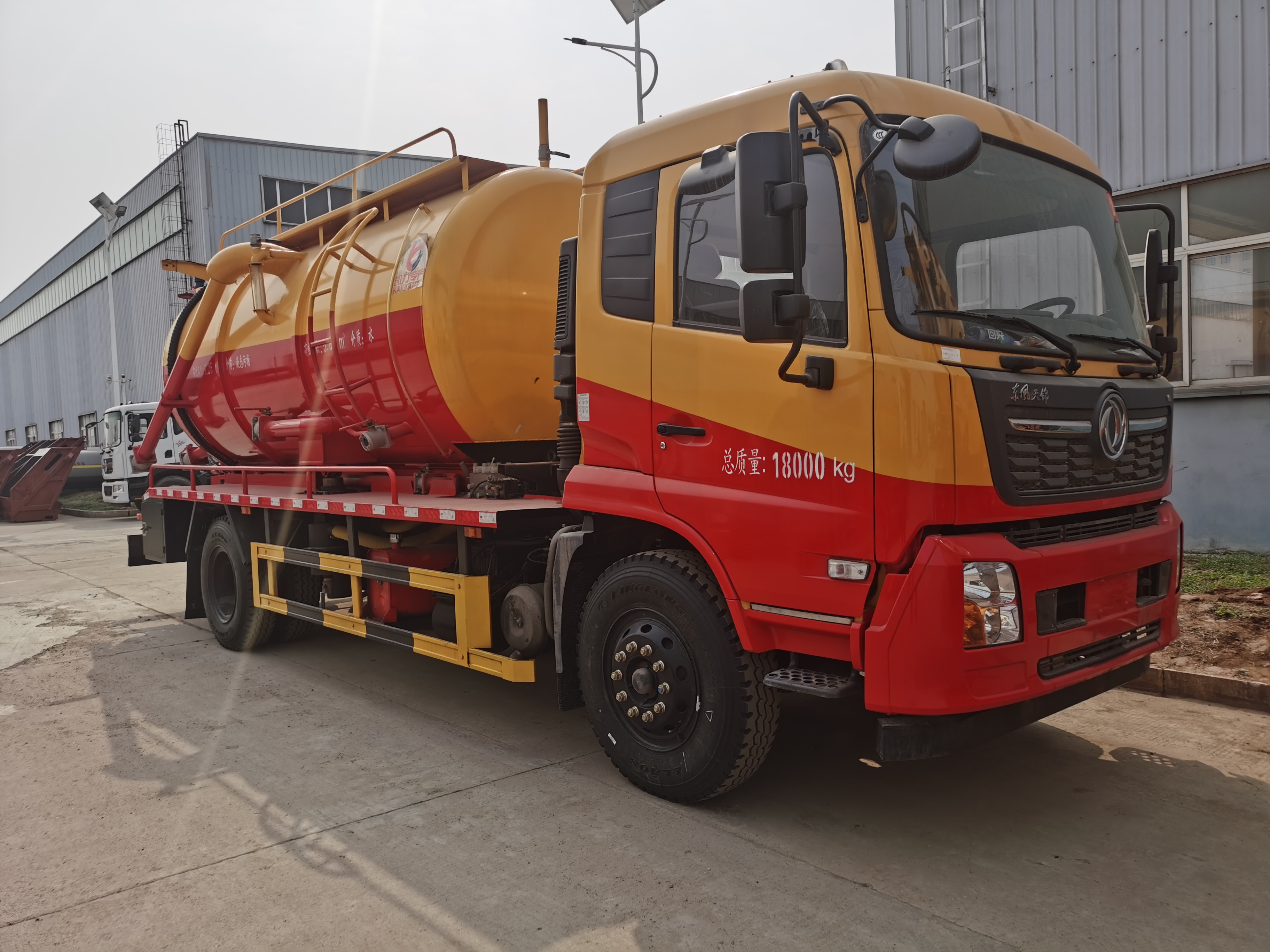 Large Capacity EURO 5 Emissions Septic Tank Cleaning Suction Truck Sewage Suction Trucks with Big Pipe Cleaning Capacity Sale