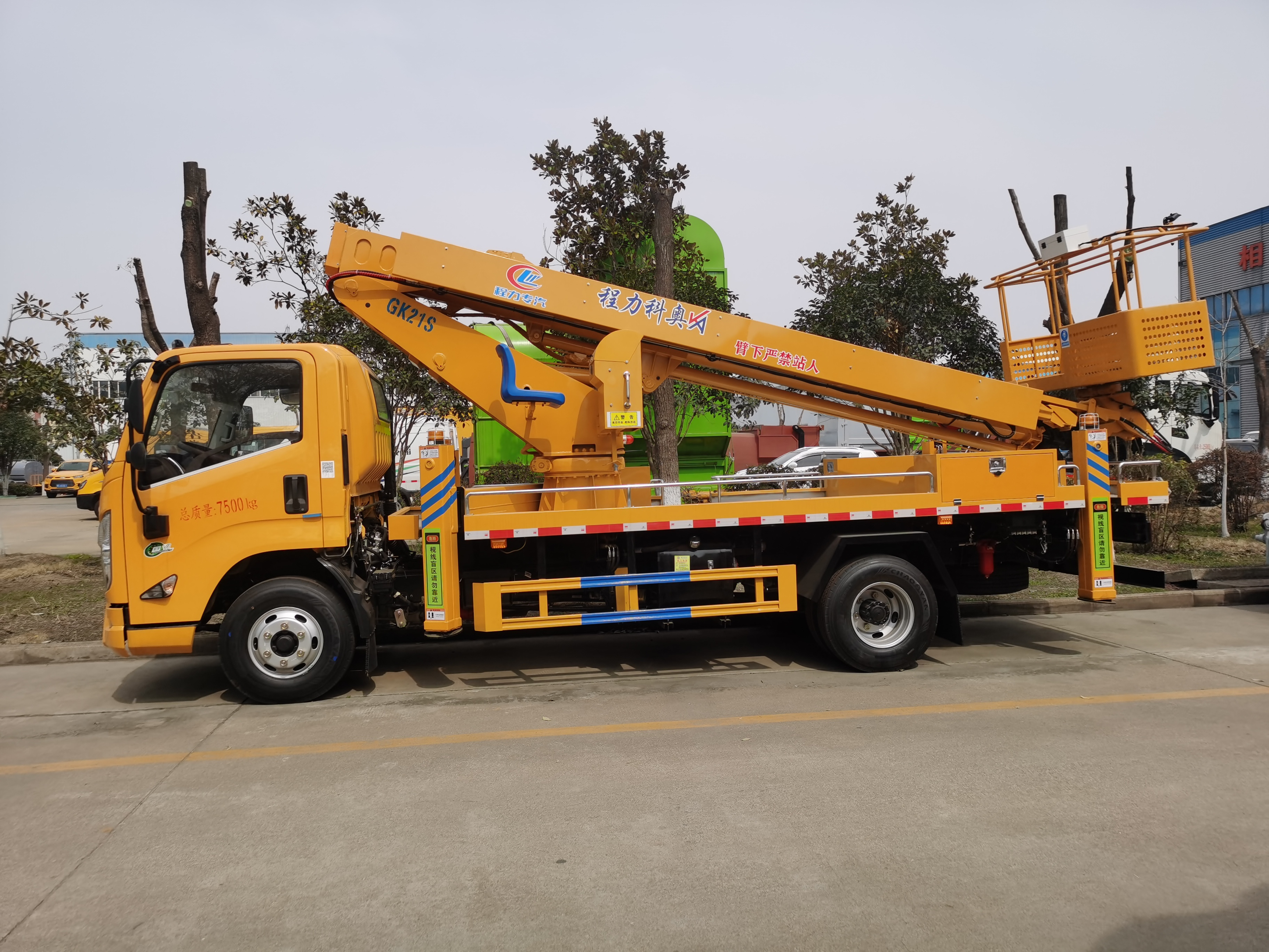 JMC 4*2 Telescopic Boom Bucket Truck 22m Aerial Working Bucket Lift High-Altitude Operation Pickup Truck