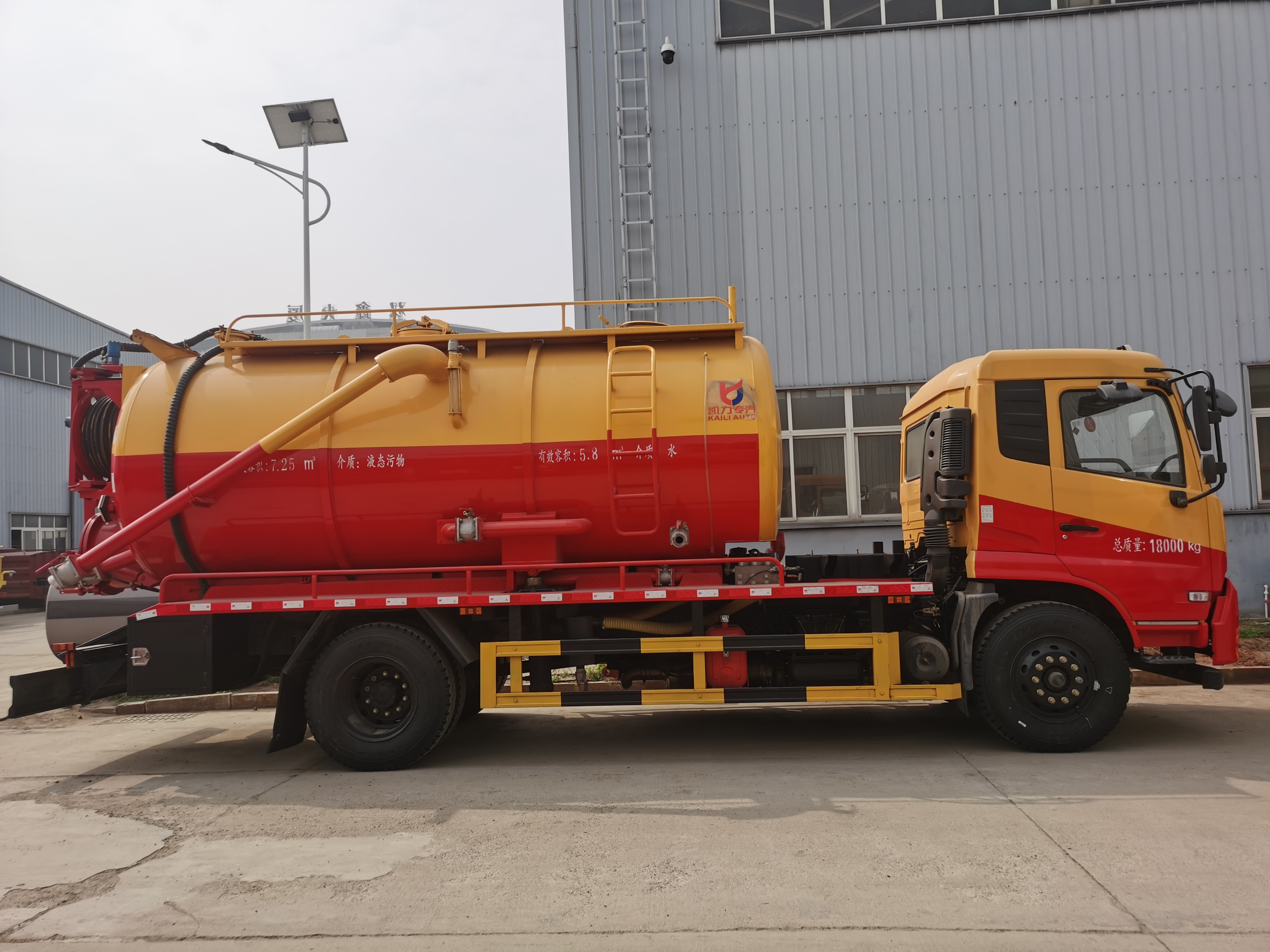 Large Capacity EURO 5 Emissions Septic Tank Cleaning Suction Truck Sewage Suction Trucks with Big Pipe Cleaning Capacity Sale