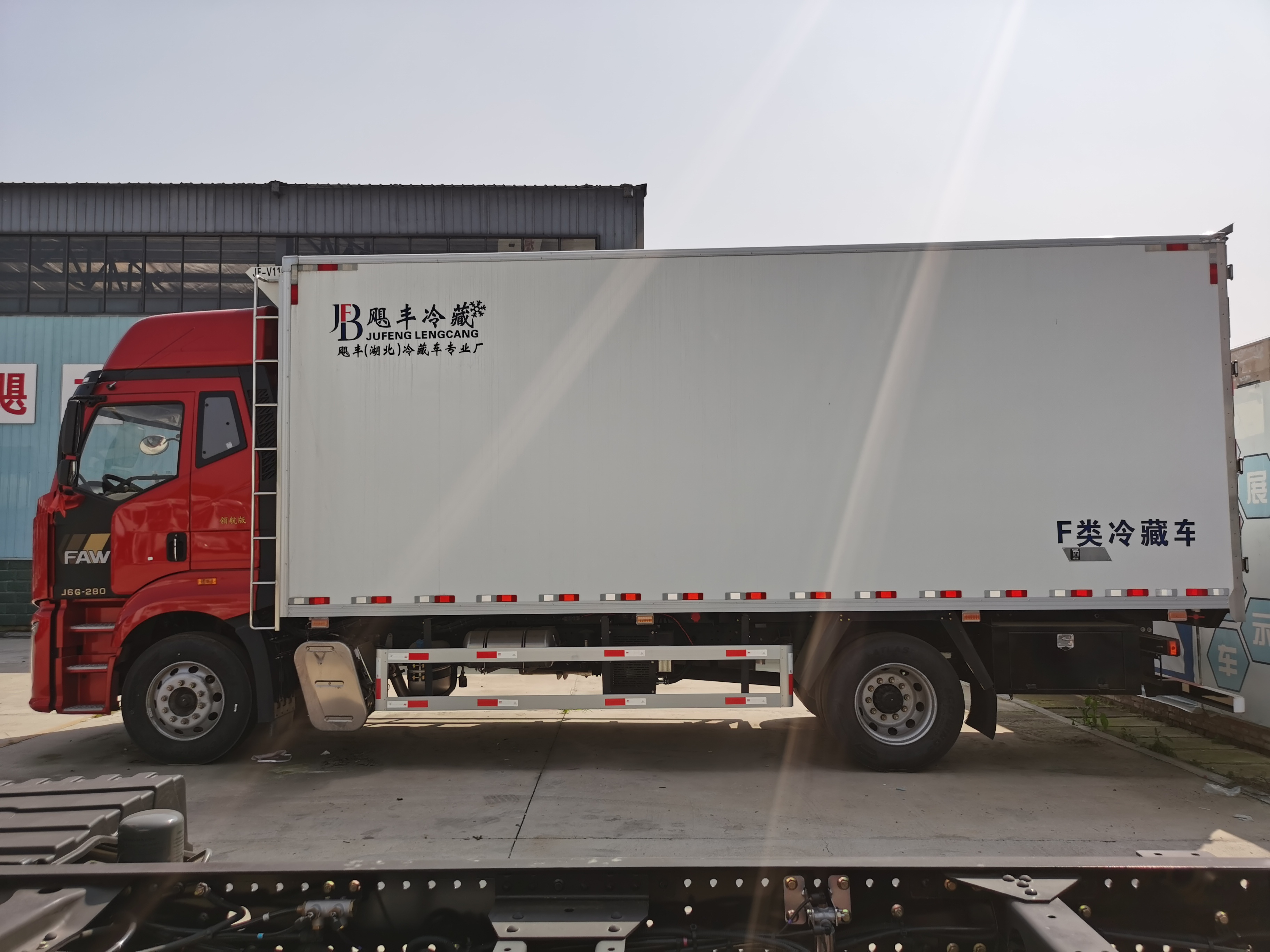 FAW JIEFANG 18T Truck Constant Temperature Cold Room Van for Poultry & Livestock Transportation Sale