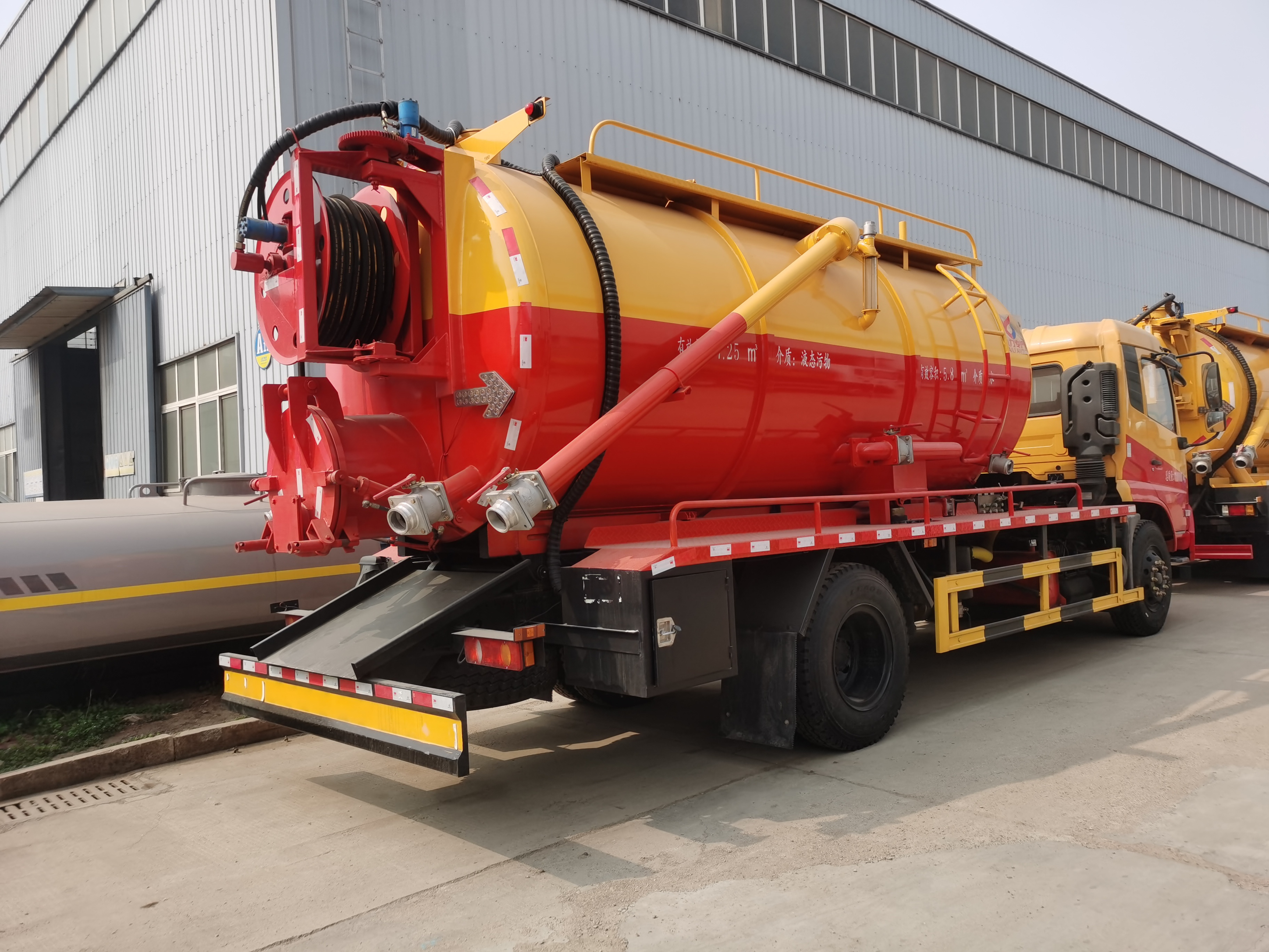 Large Capacity EURO 5 Emissions Septic Tank Cleaning Suction Truck Sewage Suction Trucks with Big Pipe Cleaning Capacity Sale