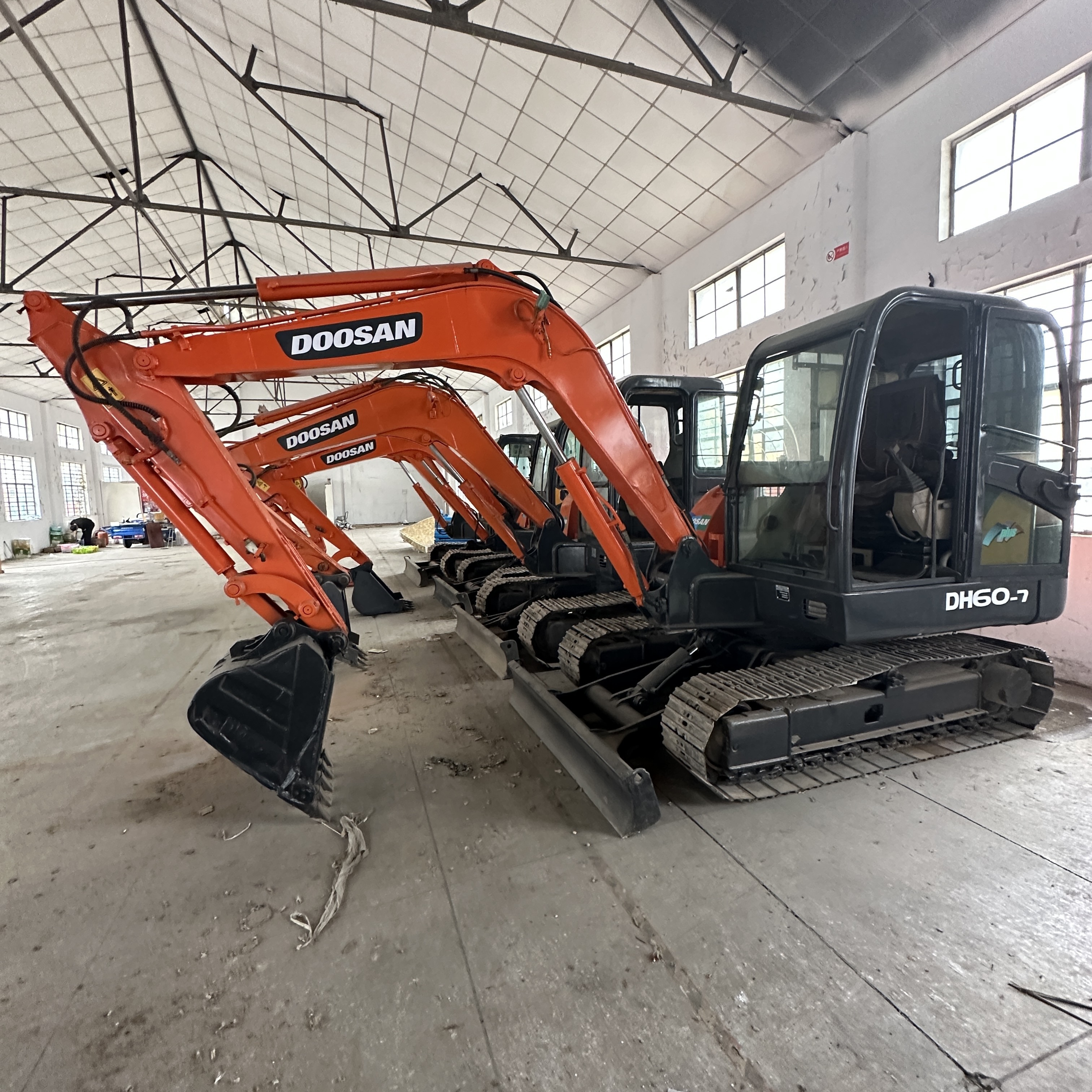 Good Condition Low Price Used Mini 6Ton DOOSAN DH60-7 Crawler Excavator Made in South Korea Doosan DH55 DX55 DH60 DX75 DX80